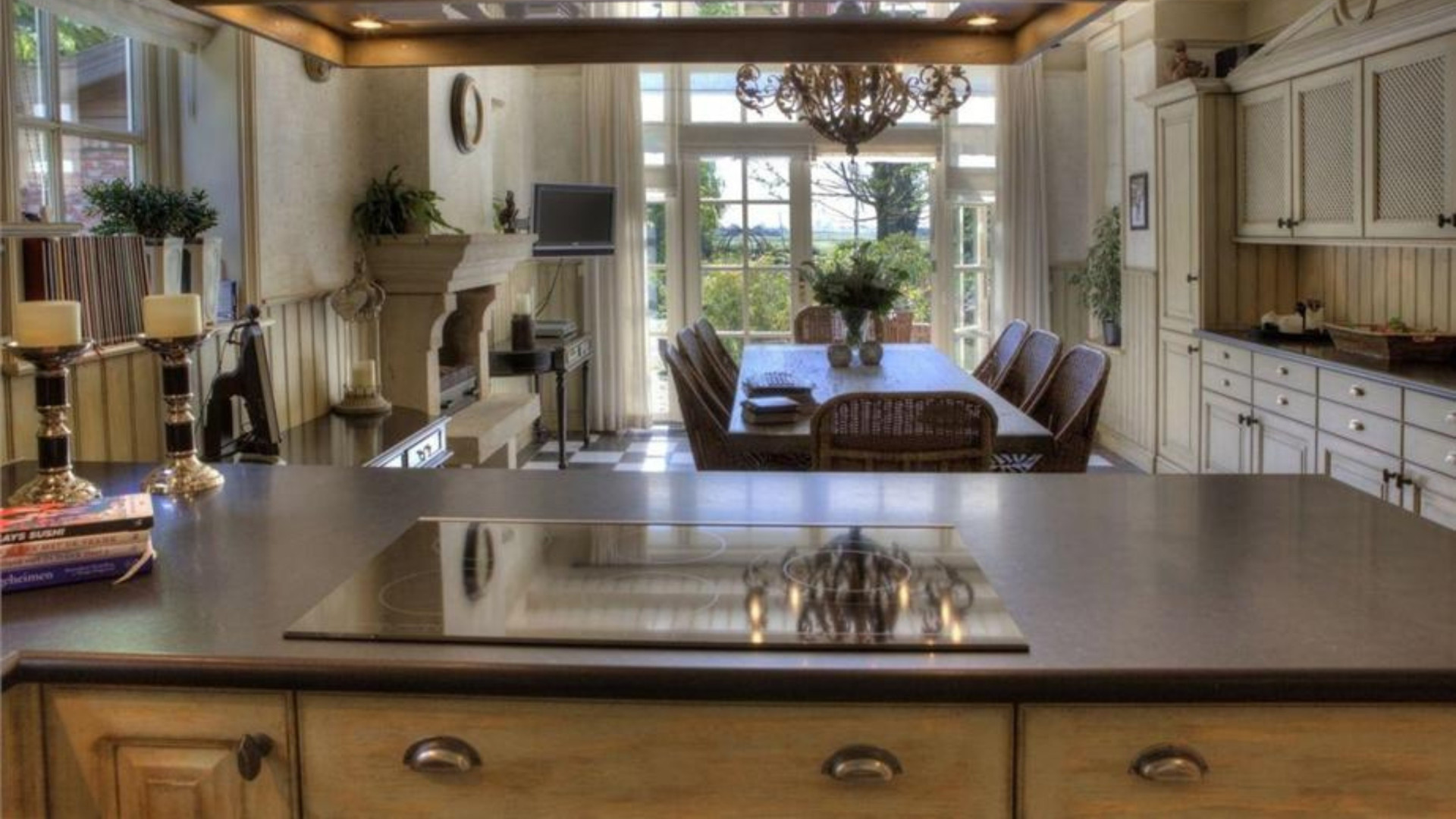 Binnenkijken bij Dick Advocaat, de man die Curaçao naar het WK Voetbal bracht! Zie foto's 10