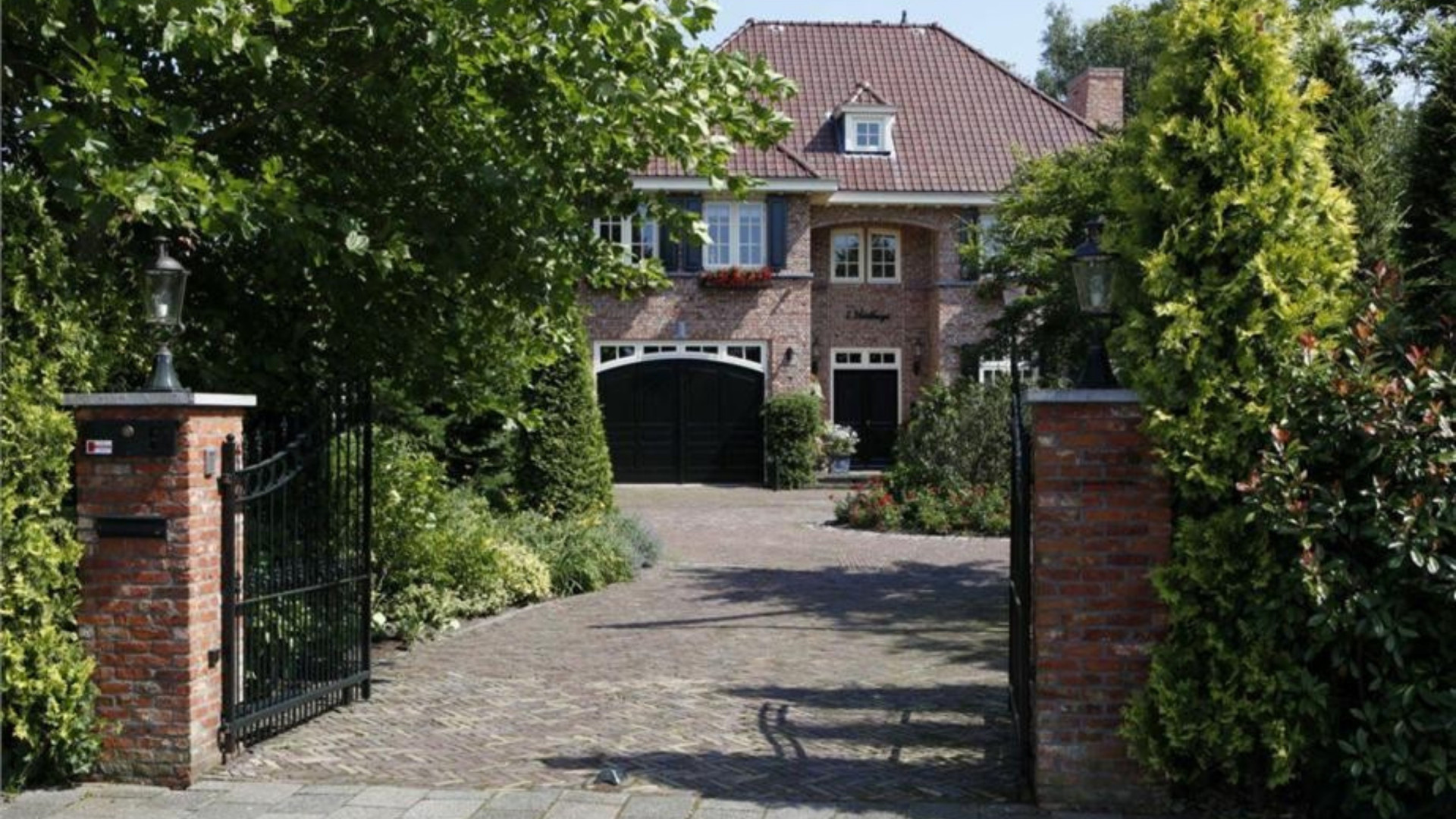 Binnenkijken bij Dick Advocaat, de man die Curaçao naar het WK Voetbal bracht! Zie foto's 2