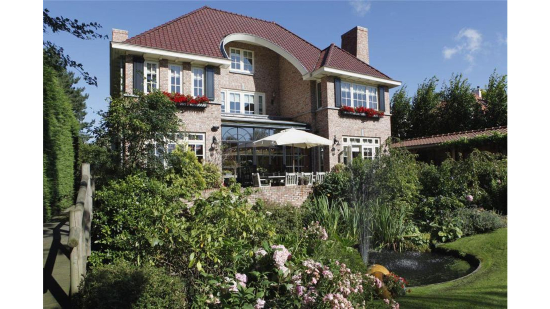 Binnenkijken bij Dick Advocaat, de man die Curaçao naar het WK Voetbal bracht! Zie foto's 33