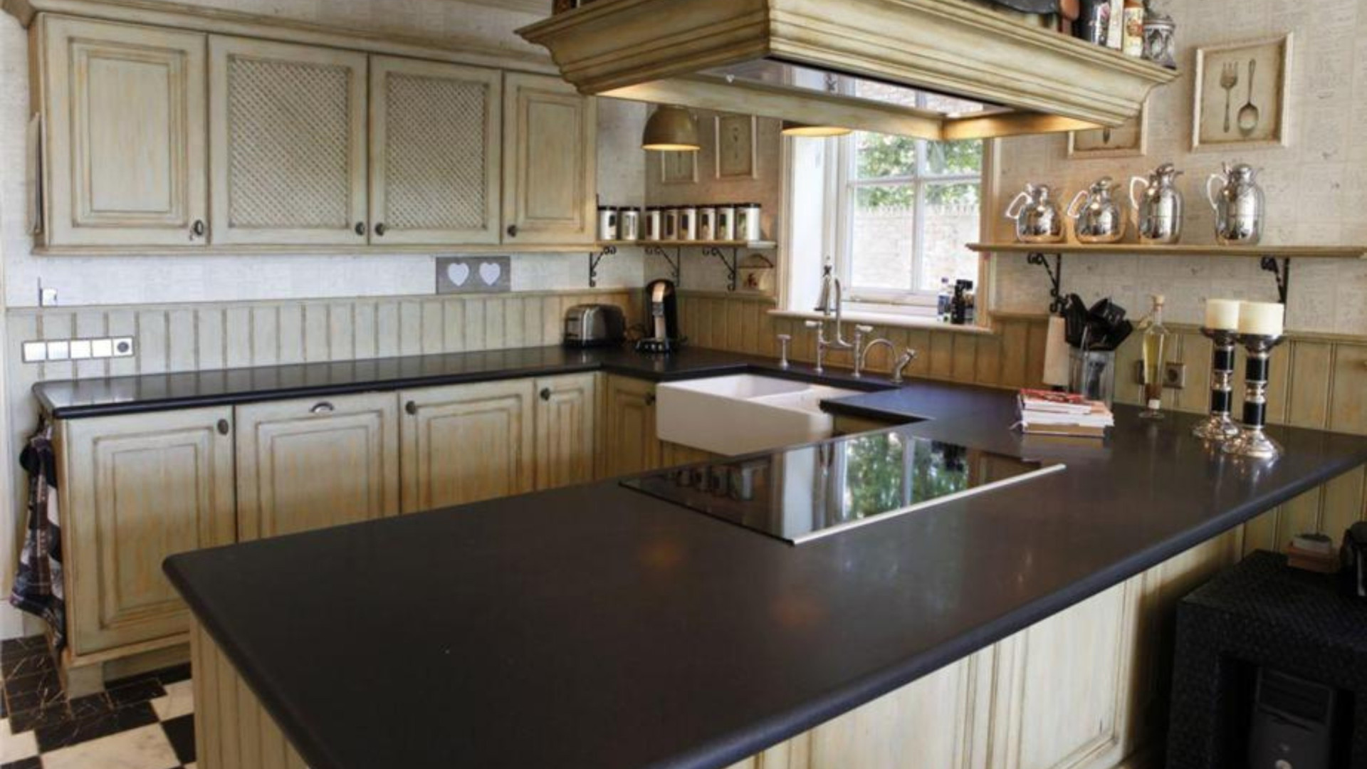 Binnenkijken bij Dick Advocaat, de man die Curaçao naar het WK Voetbal bracht! Zie foto's 9