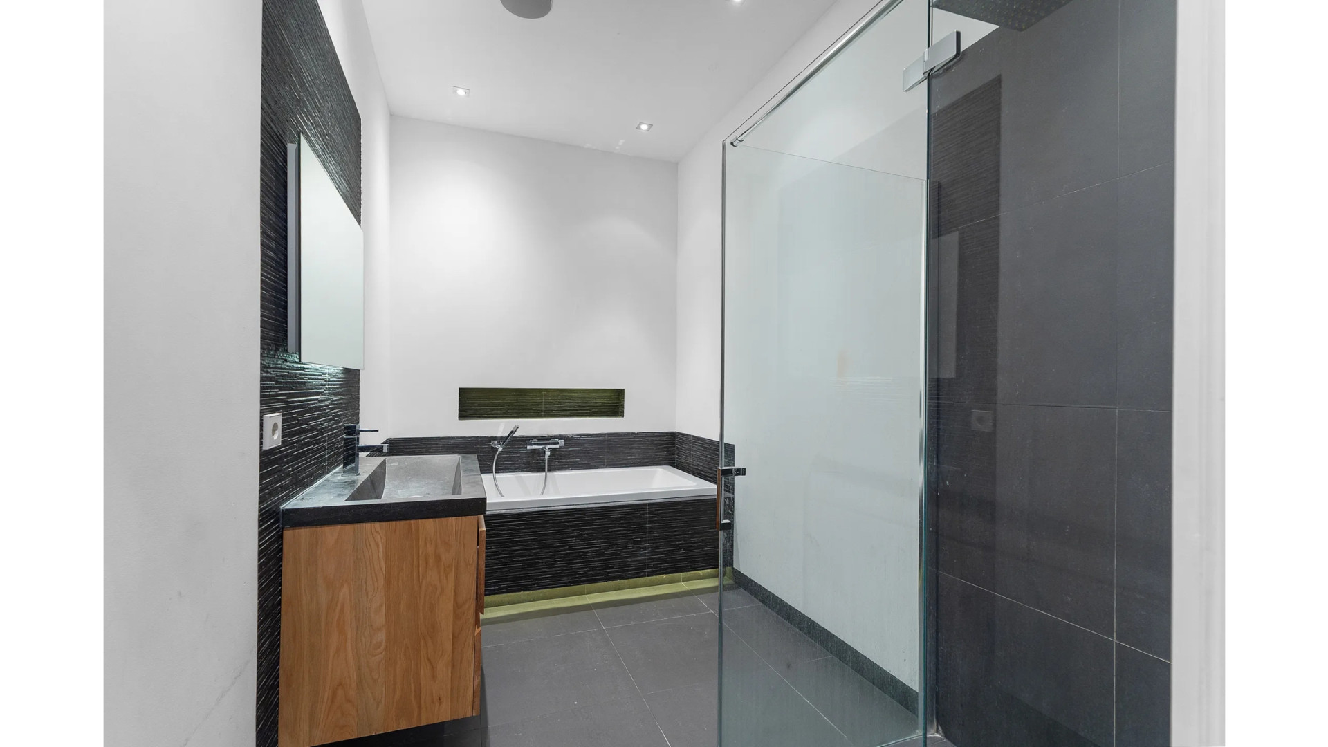 Binnenkijken in het appartement van voetballer Luciano Narsingh dat hij voor een topprijs verkocht 7