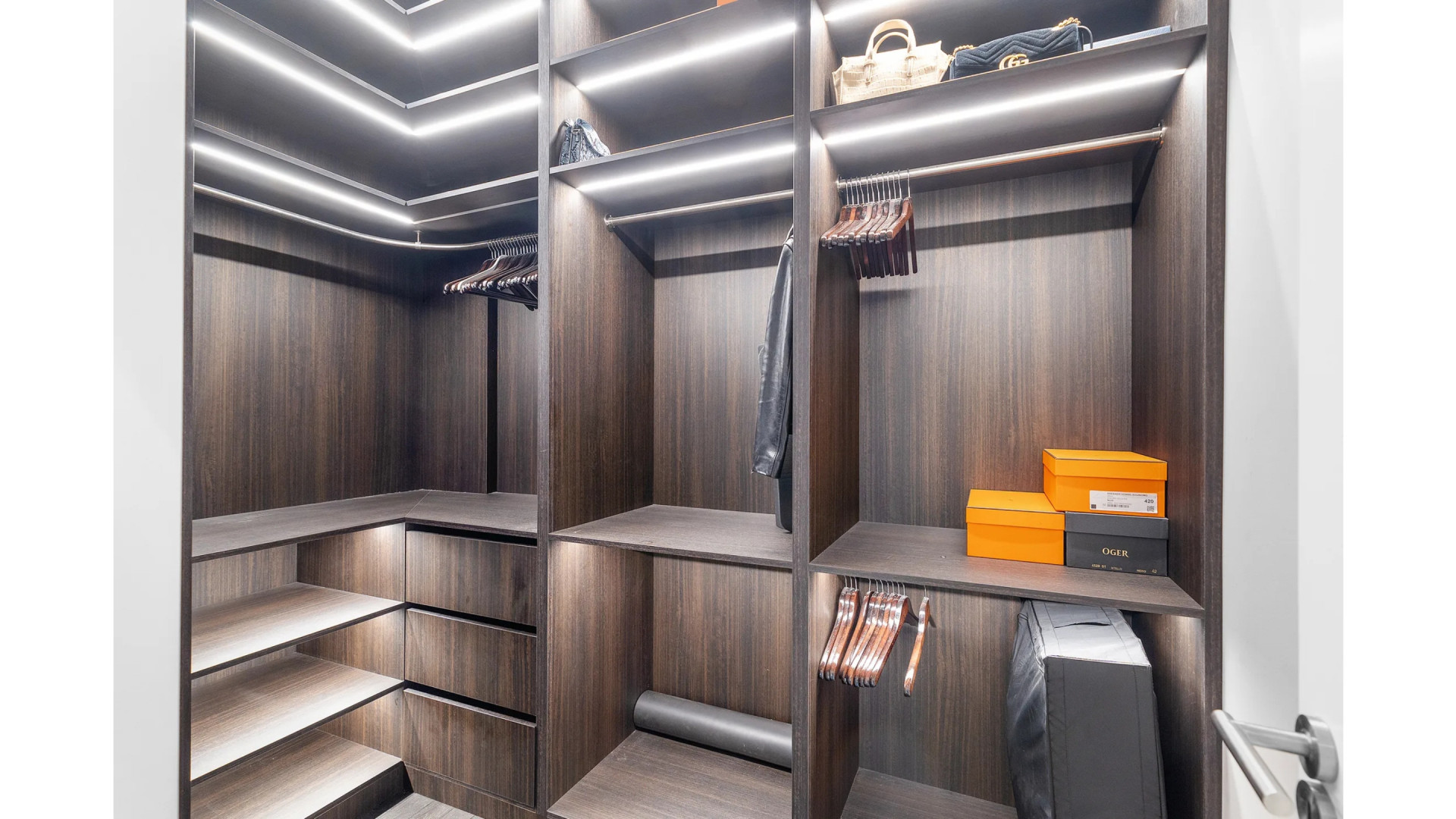 Binnenkijken in het appartement van voetballer Luciano Narsingh dat hij voor een topprijs verkocht 9