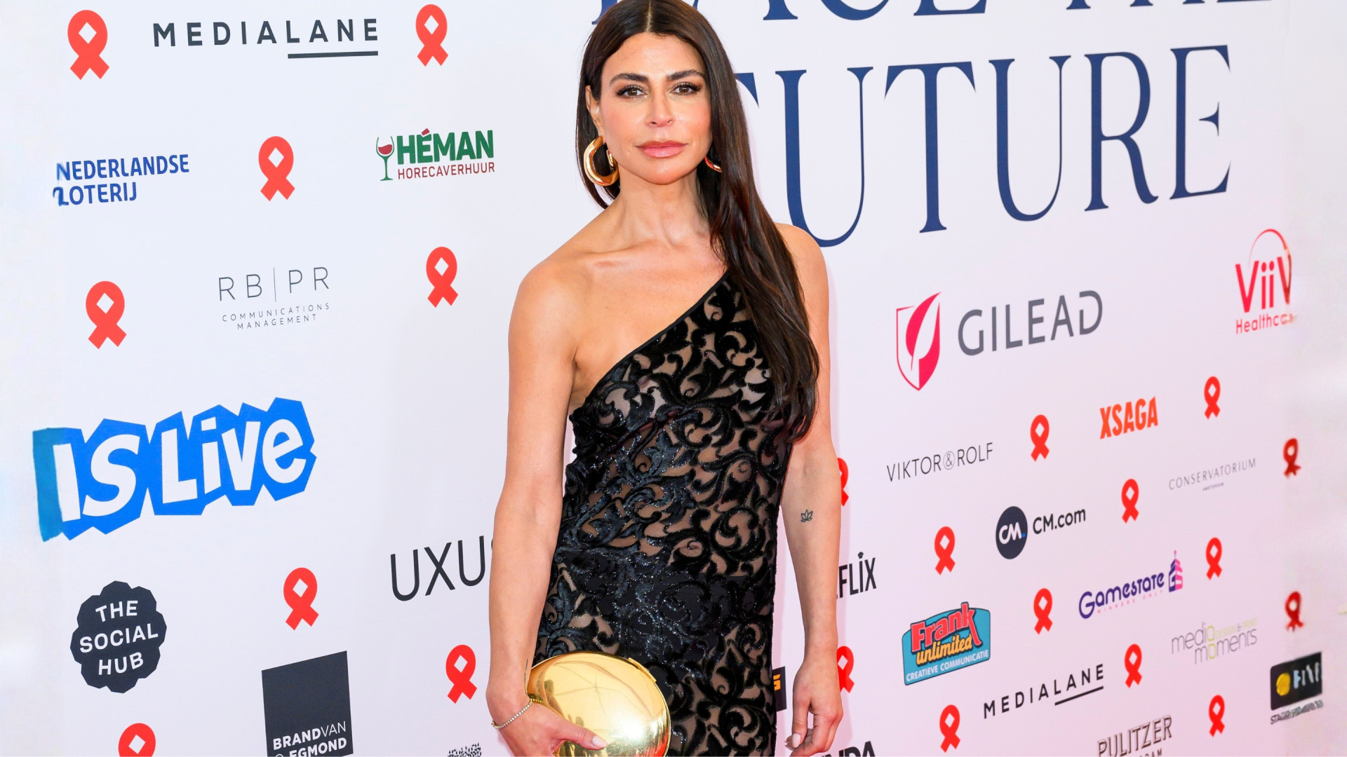 Olcay Gulsen veroorzaakt ‘nipple-gate’ met haar gewaagde look! Bekijk de foto’s hier 4