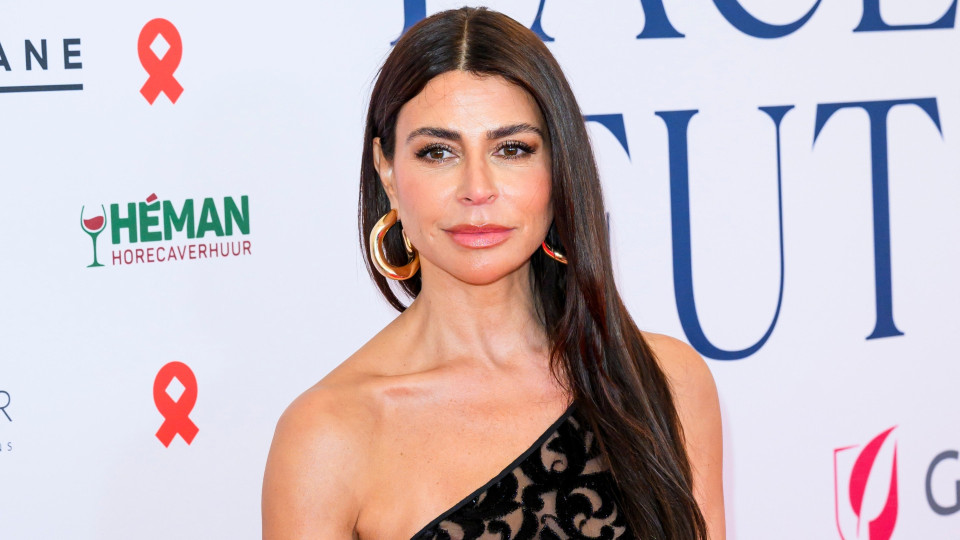 Olcay Gulsen in extreem doorschijnende jurk zorgt voor ‘nipple-gate’! Bekijk hier de foto’s