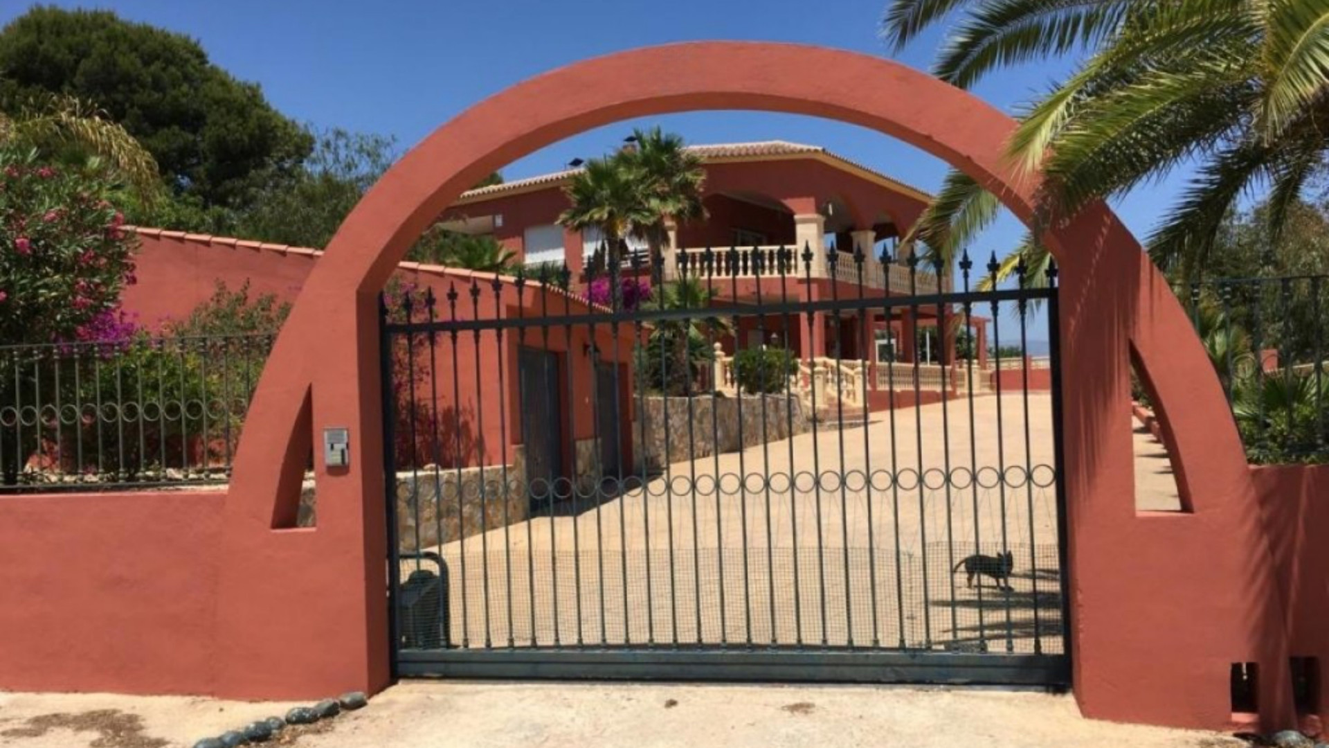 Het tijdelijke Spaanse verblijf van de Hanslers blijkt te koop te staan! Zie foto’s 2