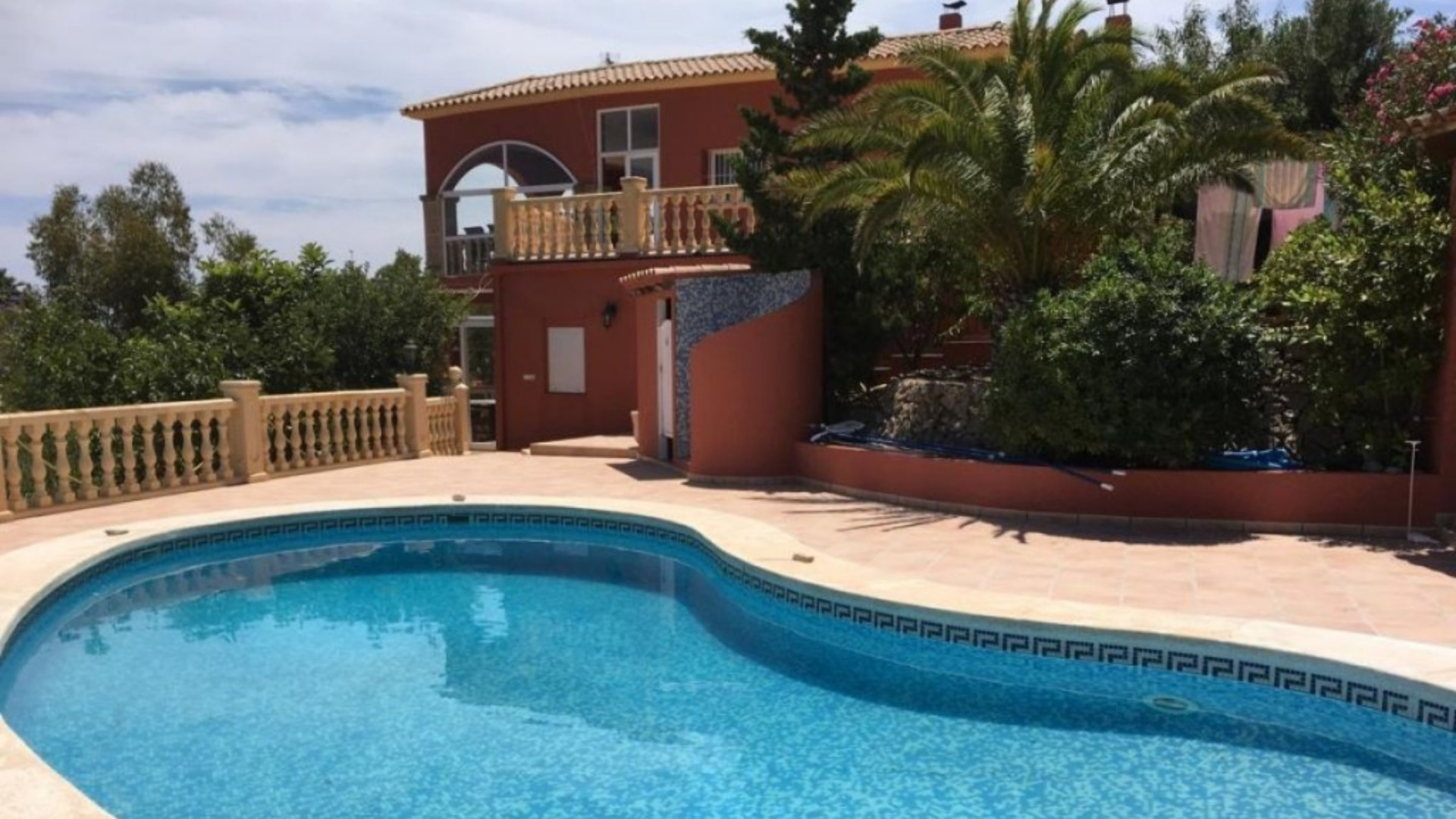 Het tijdelijke Spaanse verblijf van de Hanslers blijkt te koop te staan! Zie foto’s 4