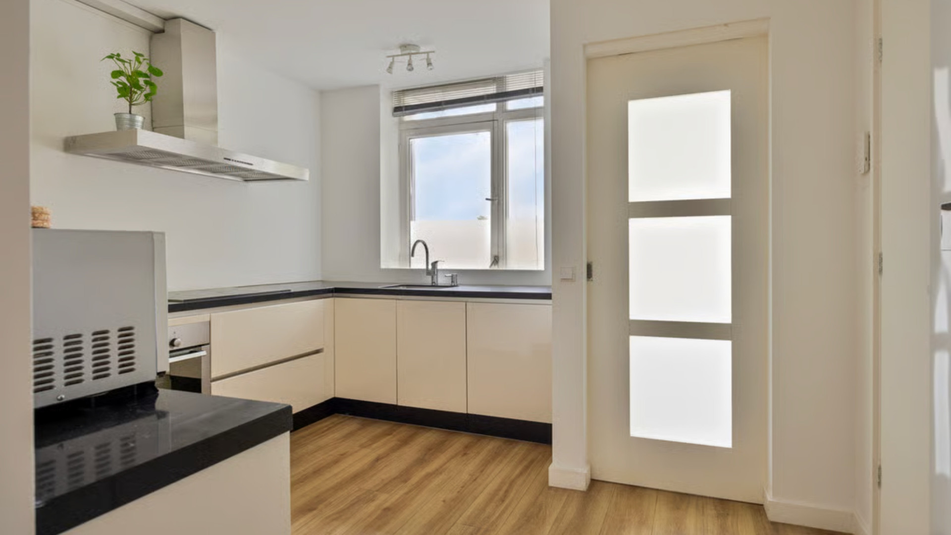 Khalid Kasem, gevallen advocaat en co-producent van de Hanslers zet zijn appartement te koop. Zie foto’s 5