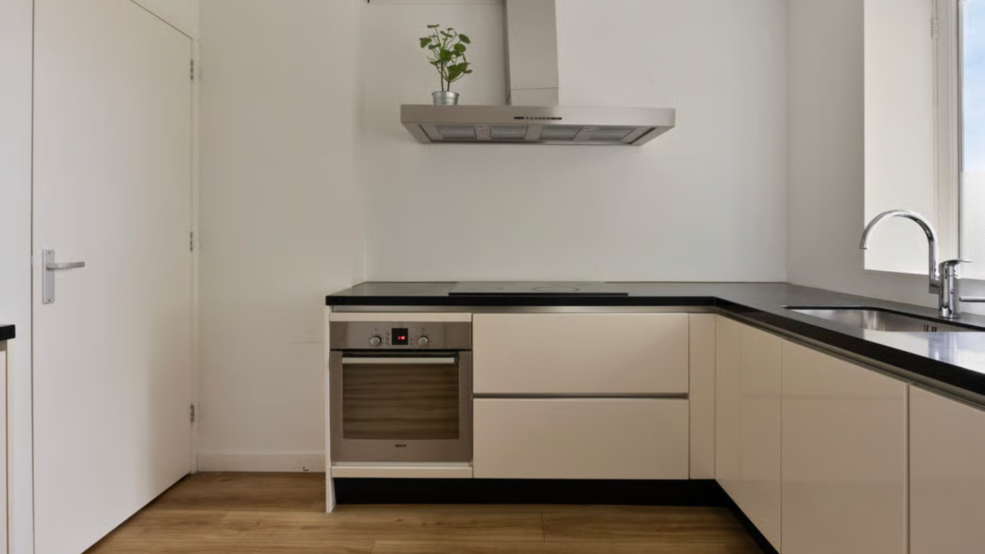 Khalid Kasem, gevallen advocaat en co-producent van de Hanslers zet zijn appartement te koop. Zie foto’s 6