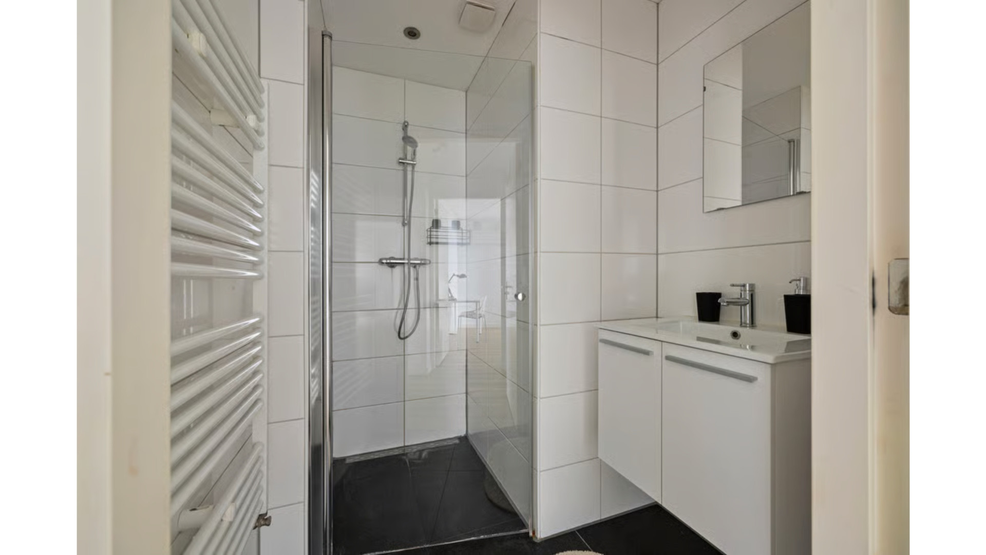 Khalid Kasem, gevallen advocaat en co-producent van de Hanslers zet zijn appartement te koop. Zie foto’s 9