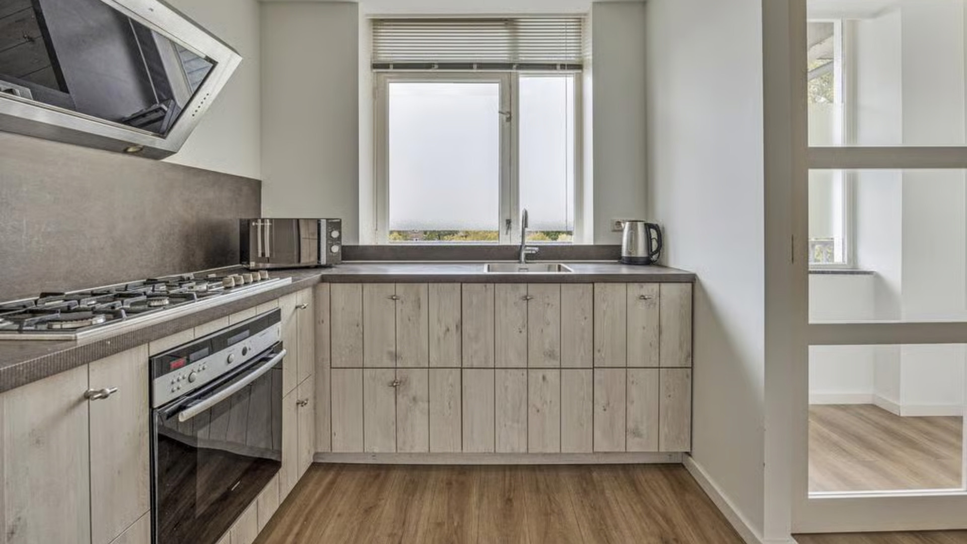 Khalid Kasem, co-producent van de Hanslers, zet gedwongen ook zijn tweede appartement te koop. Zie foto’s 5