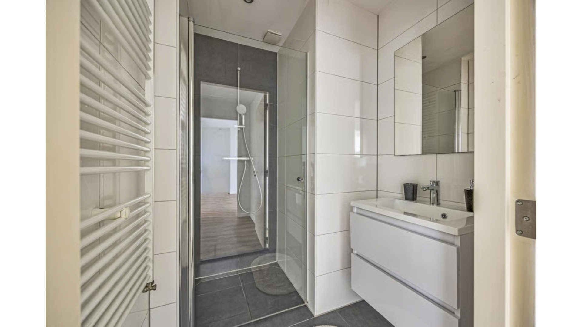 Khalid Kasem, co-producent van de Hanslers, zet gedwongen ook zijn tweede appartement te koop. Zie foto’s 8