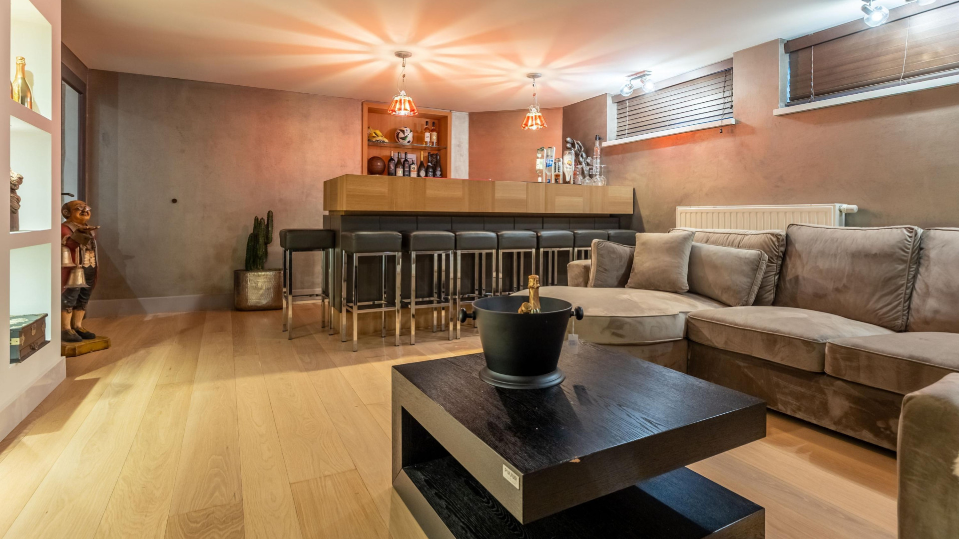 Andy van der Meijde en Melisa zetten hun droomvilla met gym en binnenzwembad te koop. Zie foto's 10