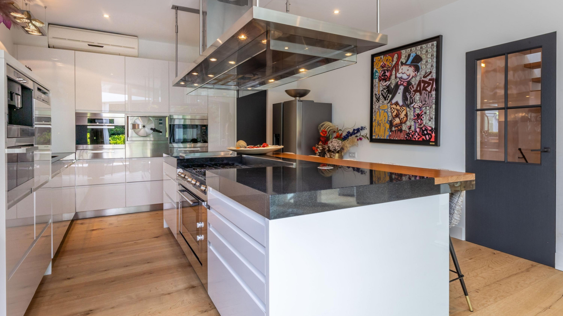 Andy van der Meijde en Melisa zetten hun droomvilla met gym en binnenzwembad te koop. Zie foto's 4