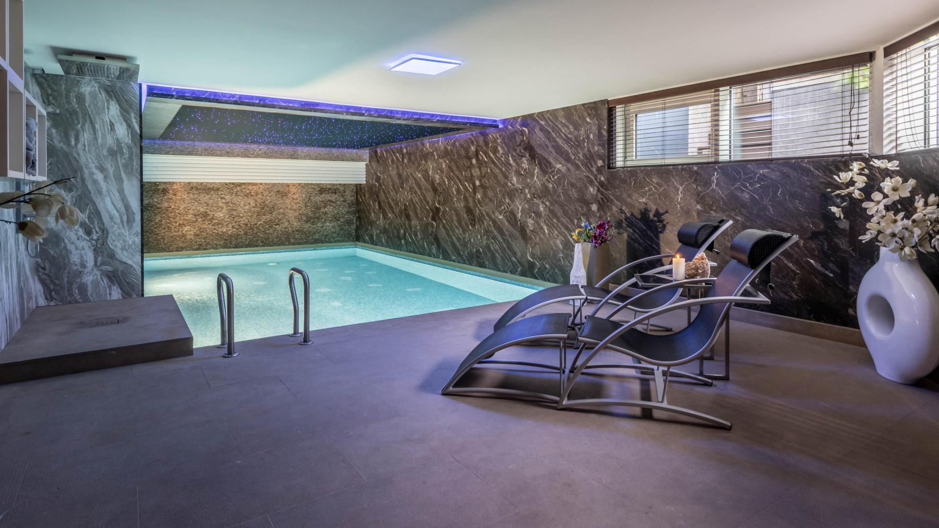 Andy van der Meijde en Melisa zetten hun droomvilla met gym en binnenzwembad te koop. Zie foto's 9