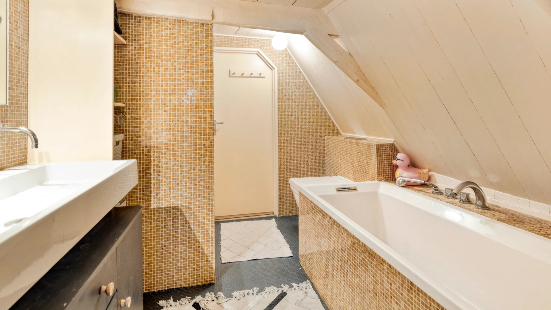 TV-presentator en programmamaker Frank Evenblij zet zijn grachtenpand in Broek in Waterland te koop. Zie foto’s 9