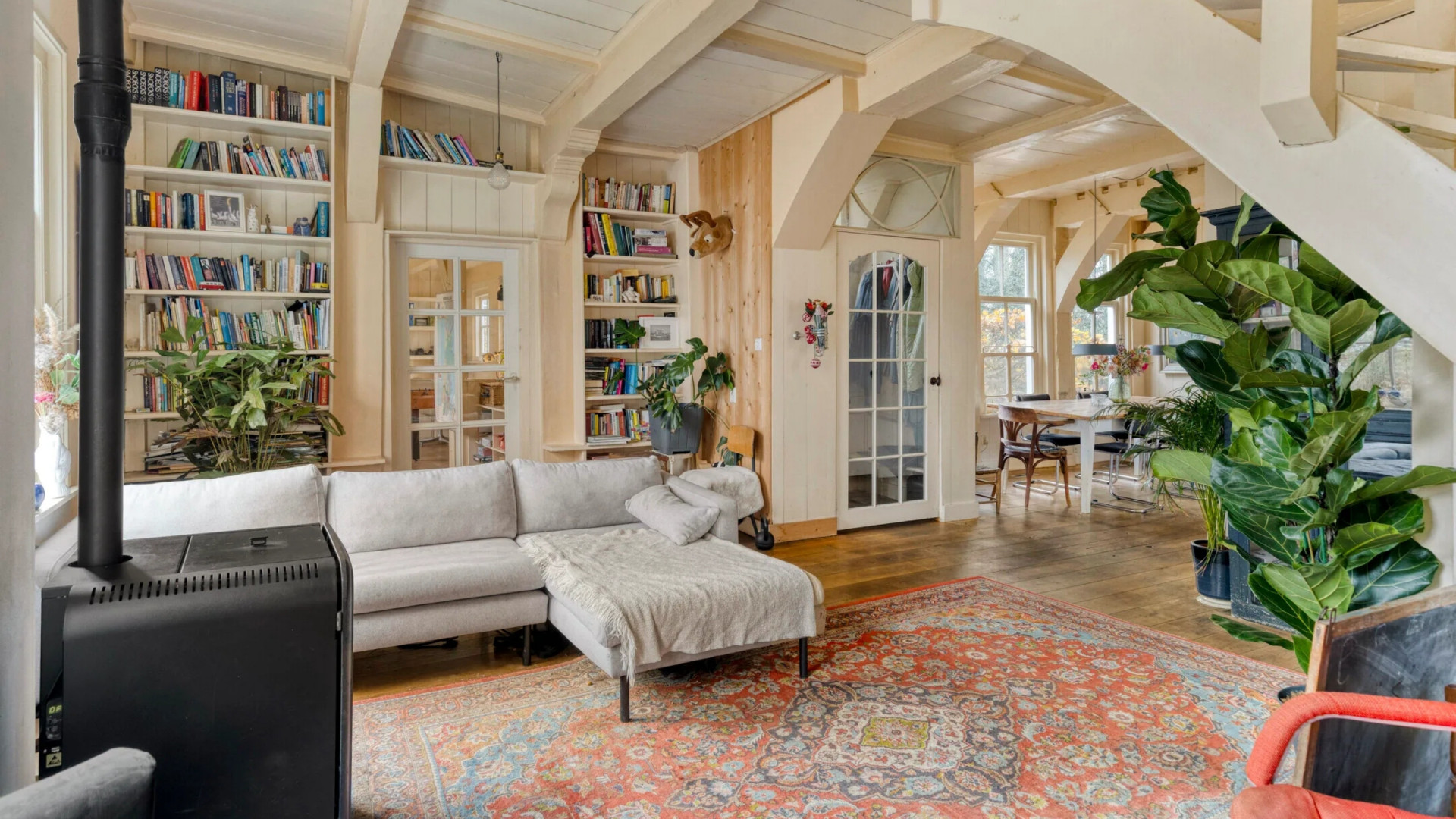 TV-presentator en programmamaker Frank Evenblij zet zijn grachtenpand in Broek in Waterland te koop. Zie foto’s 2