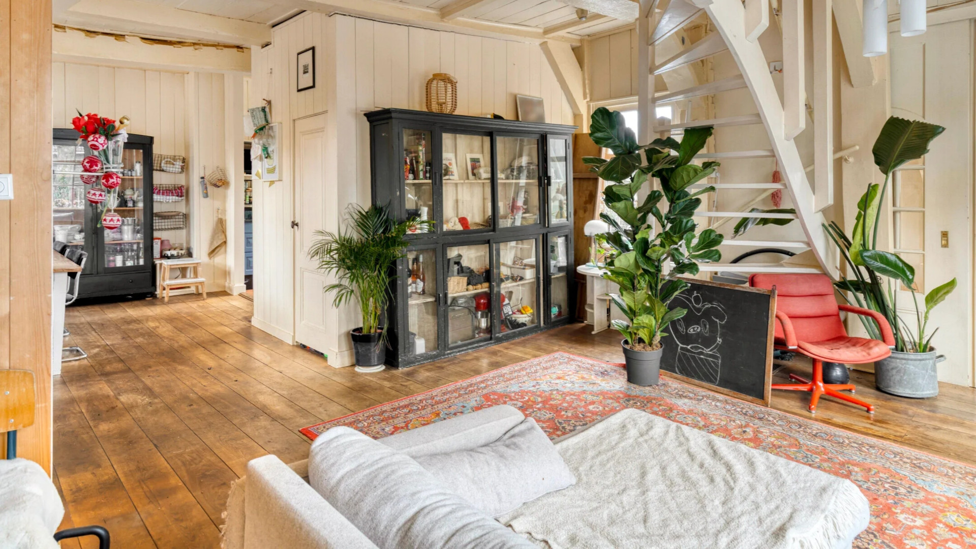 TV-presentator en programmamaker Frank Evenblij zet zijn grachtenpand in Broek in Waterland te koop. Zie foto’s 3