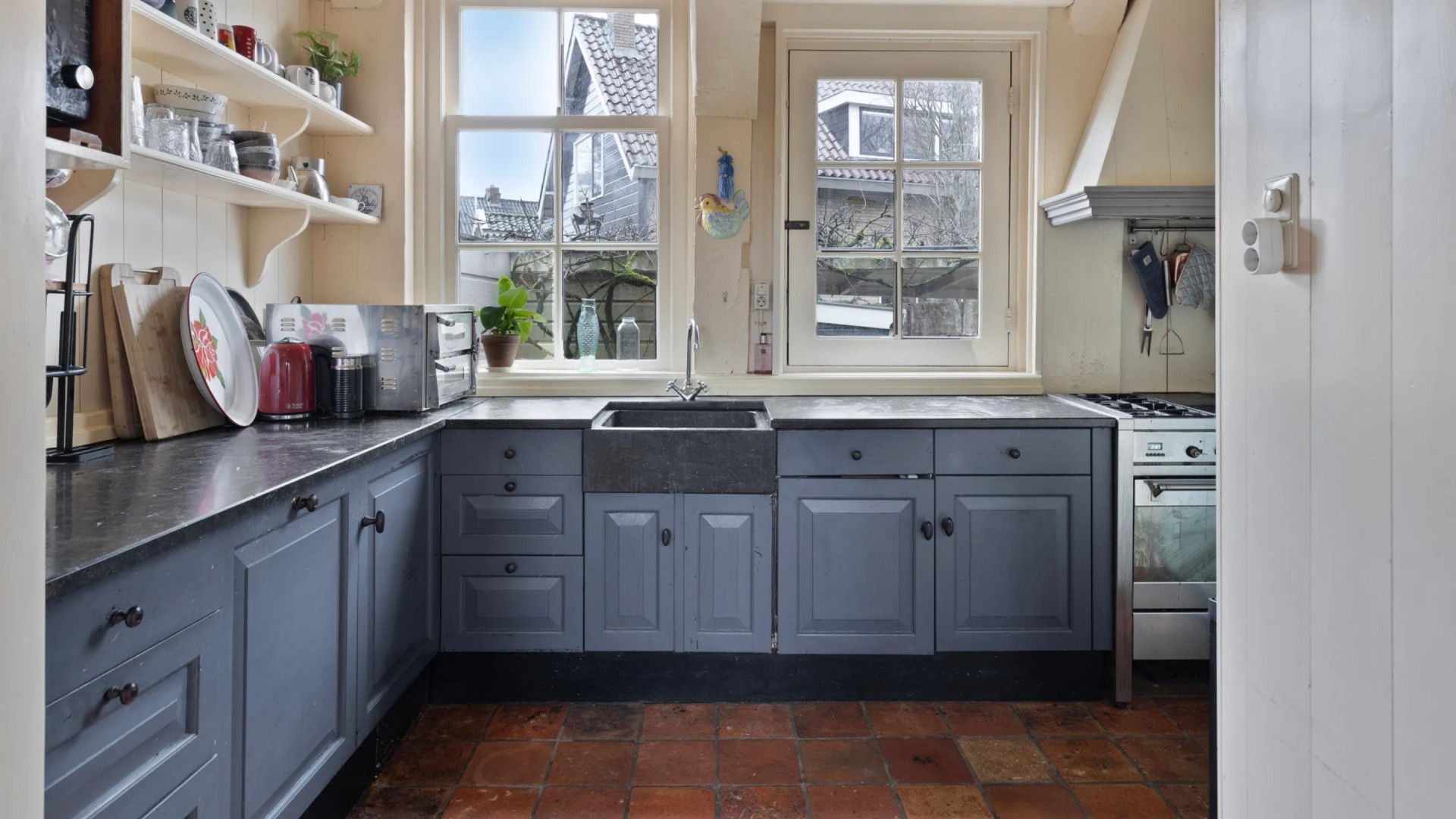 TV-presentator en programmamaker Frank Evenblij zet zijn grachtenpand in Broek in Waterland te koop. Zie foto’s 4