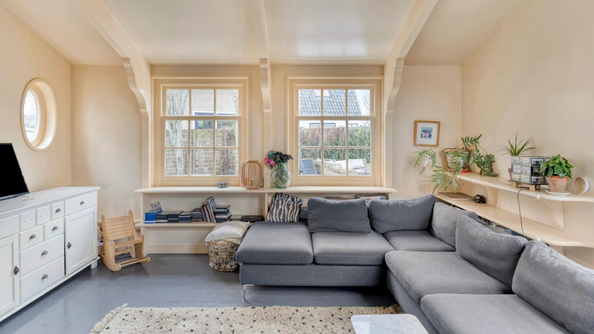 TV-presentator en programmamaker Frank Evenblij zet zijn grachtenpand in Broek in Waterland te koop. Zie foto’s 5