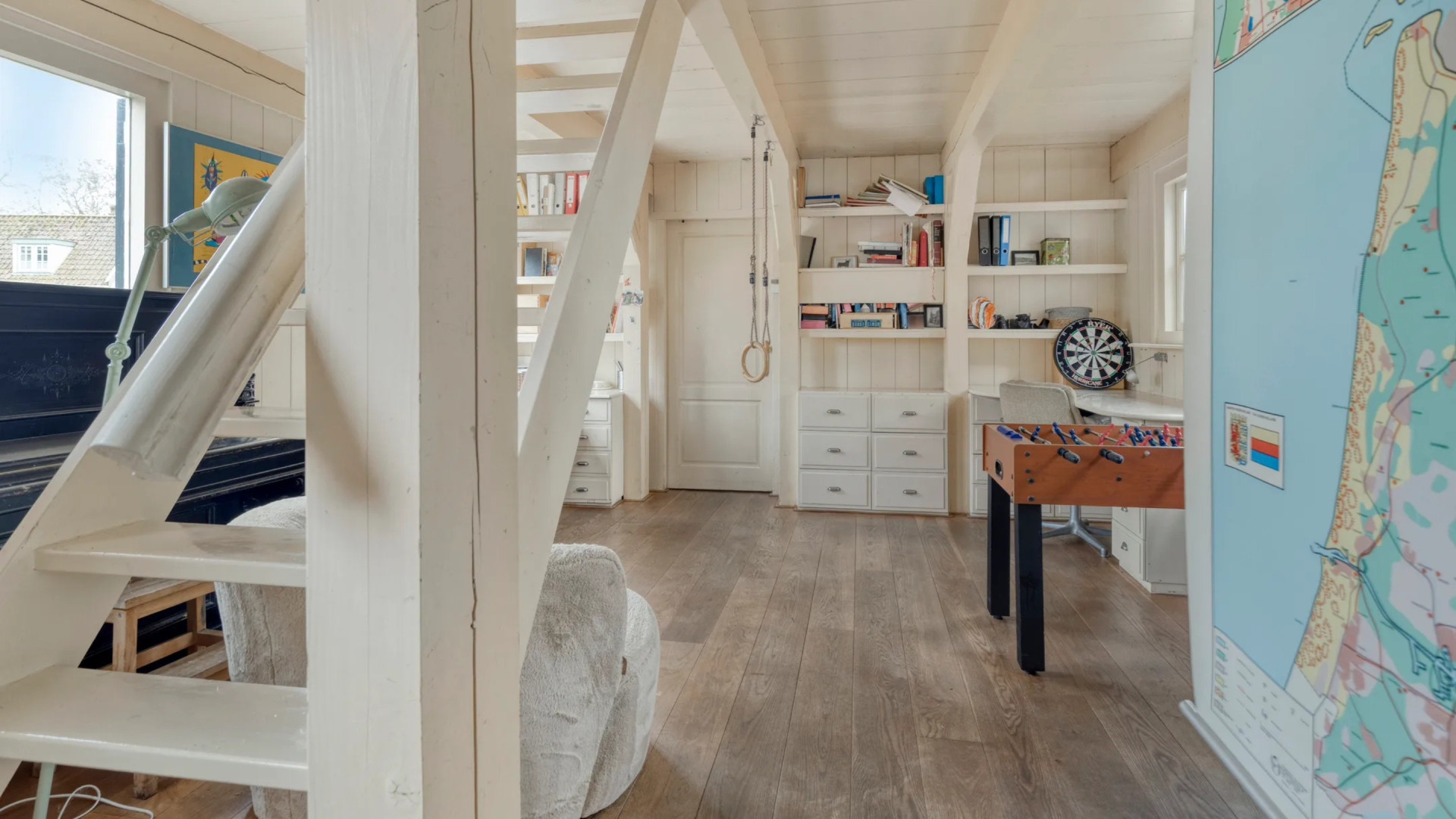 TV-presentator en programmamaker Frank Evenblij zet zijn grachtenpand in Broek in Waterland te koop. Zie foto’s 6