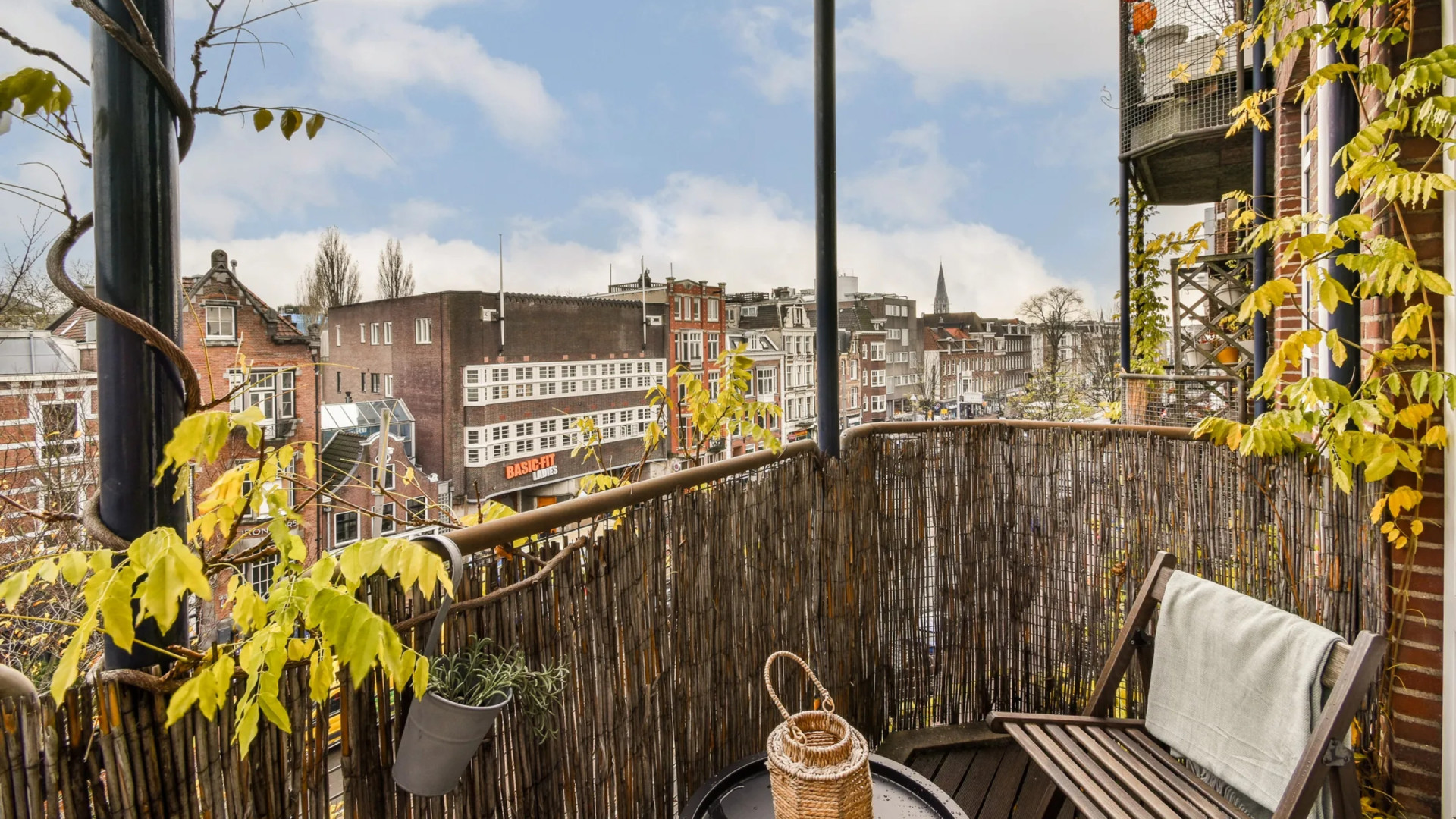 Frank Rijkaard zet zijn eenkamerappartement nabij het Vondelpark te koop. Zie foto’s 10