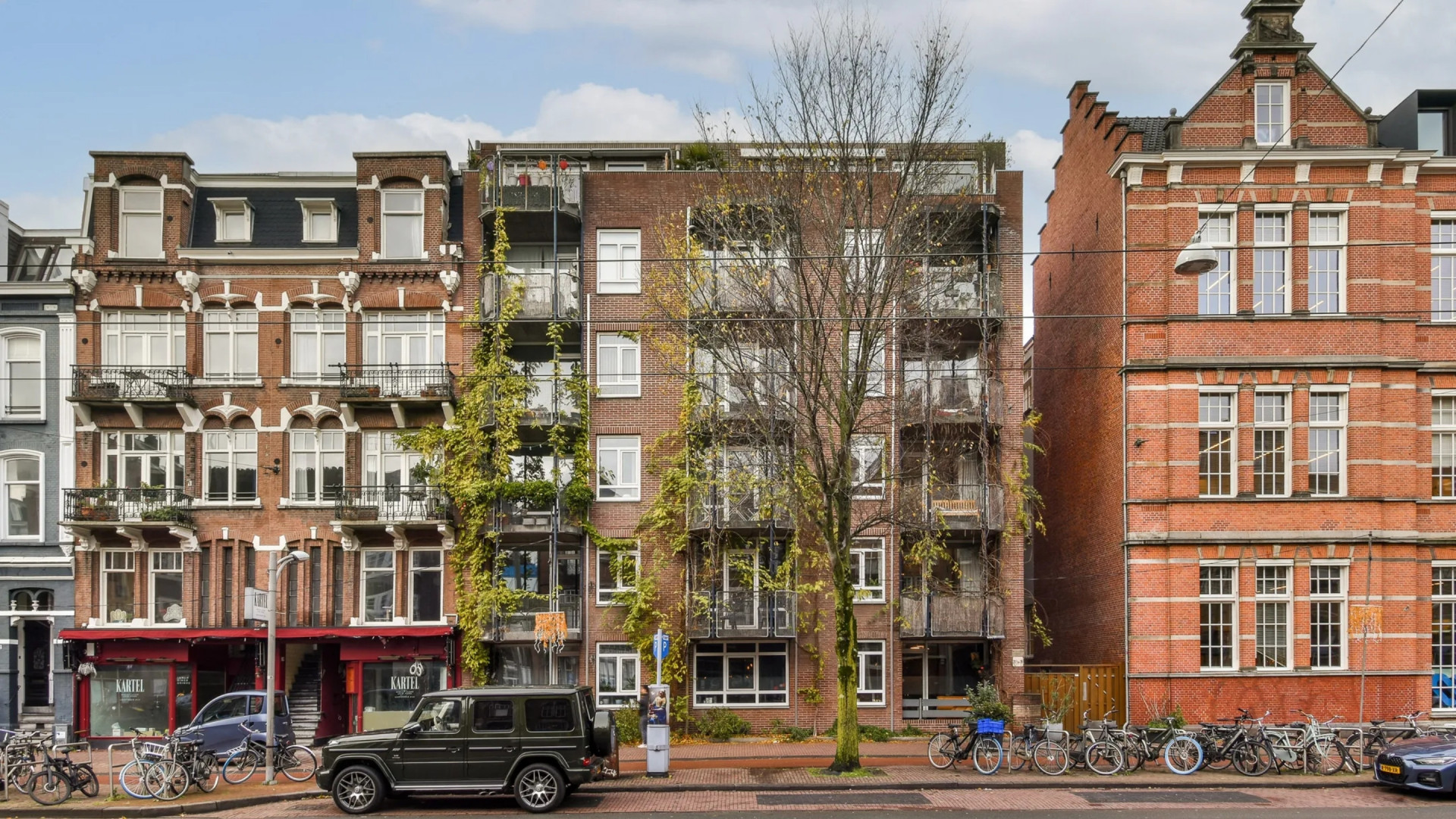 Frank Rijkaard zet zijn eenkamerappartement nabij het Vondelpark te koop. Zie foto’s 2
