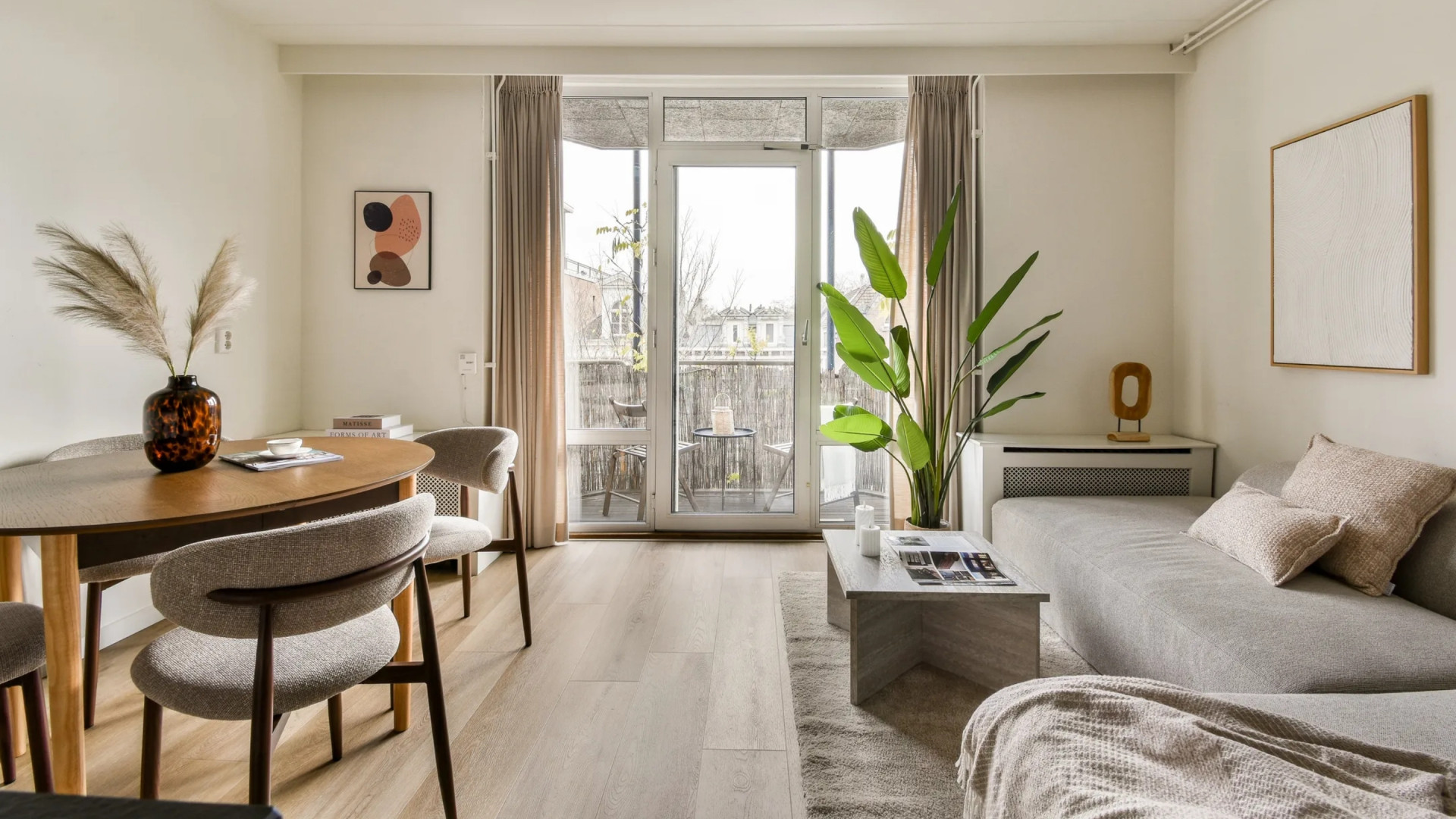 Frank Rijkaard zet zijn eenkamerappartement nabij het Vondelpark te koop. Zie foto’s 5