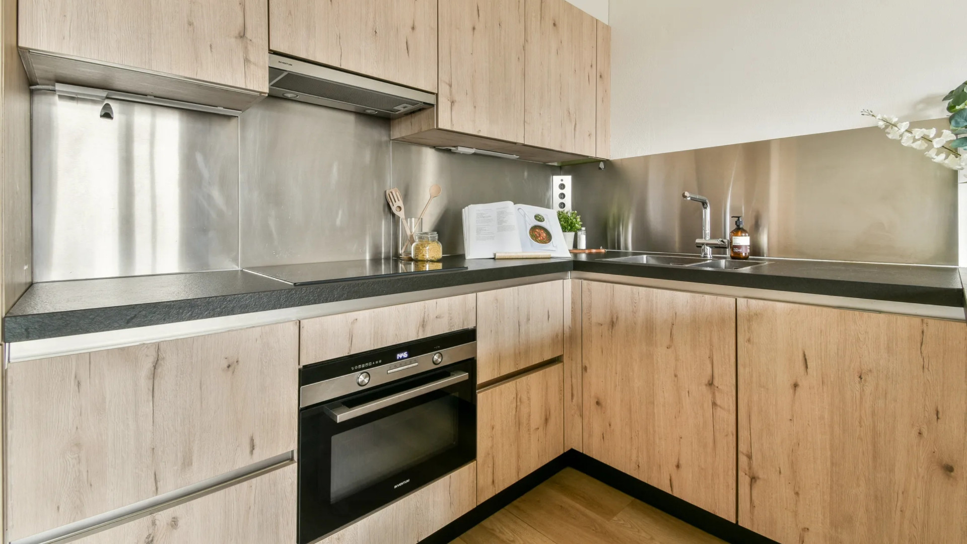 Frank Rijkaard zet zijn eenkamerappartement nabij het Vondelpark te koop. Zie foto’s 6