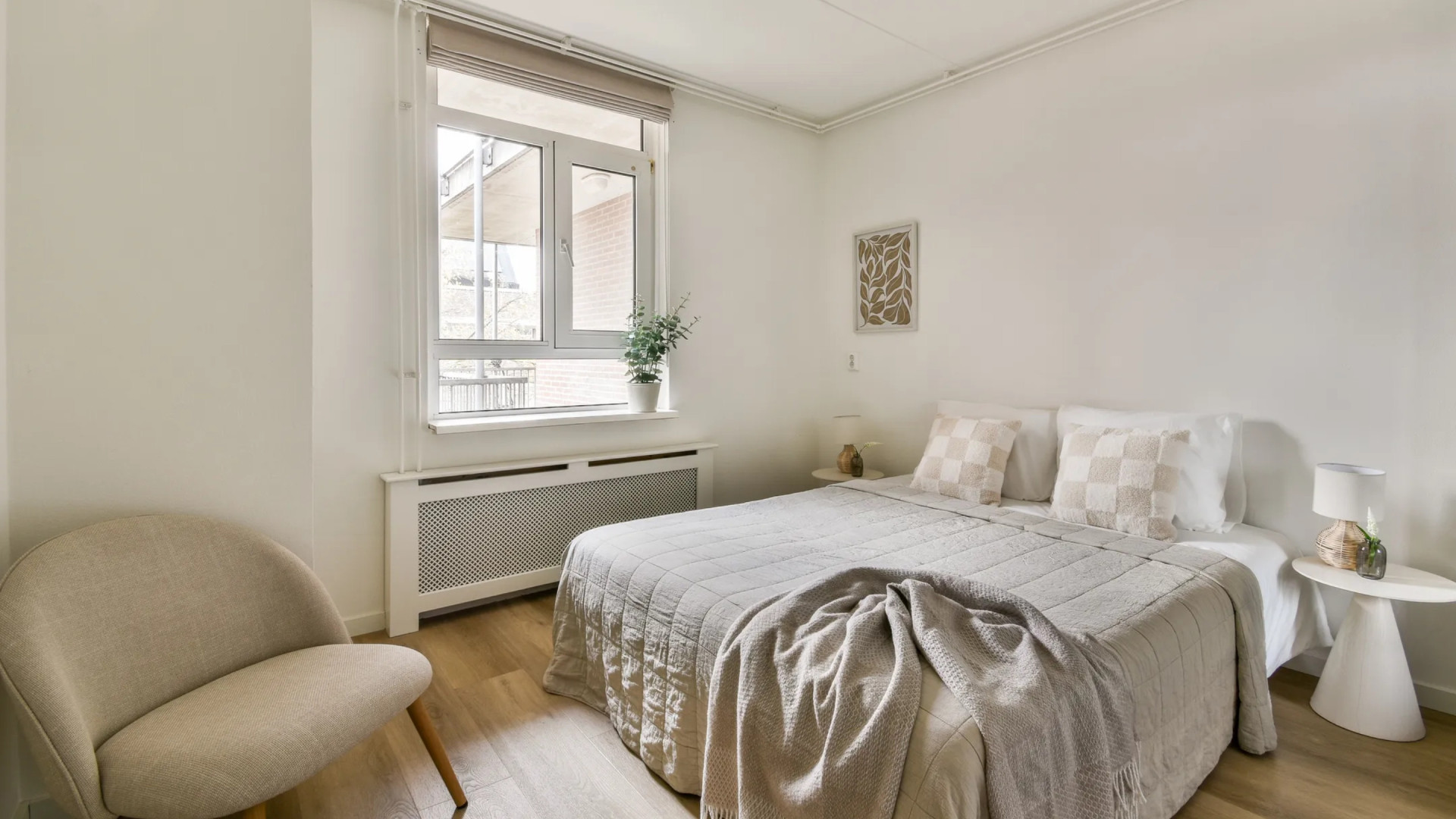 Frank Rijkaard zet zijn eenkamerappartement nabij het Vondelpark te koop. Zie foto’s 7