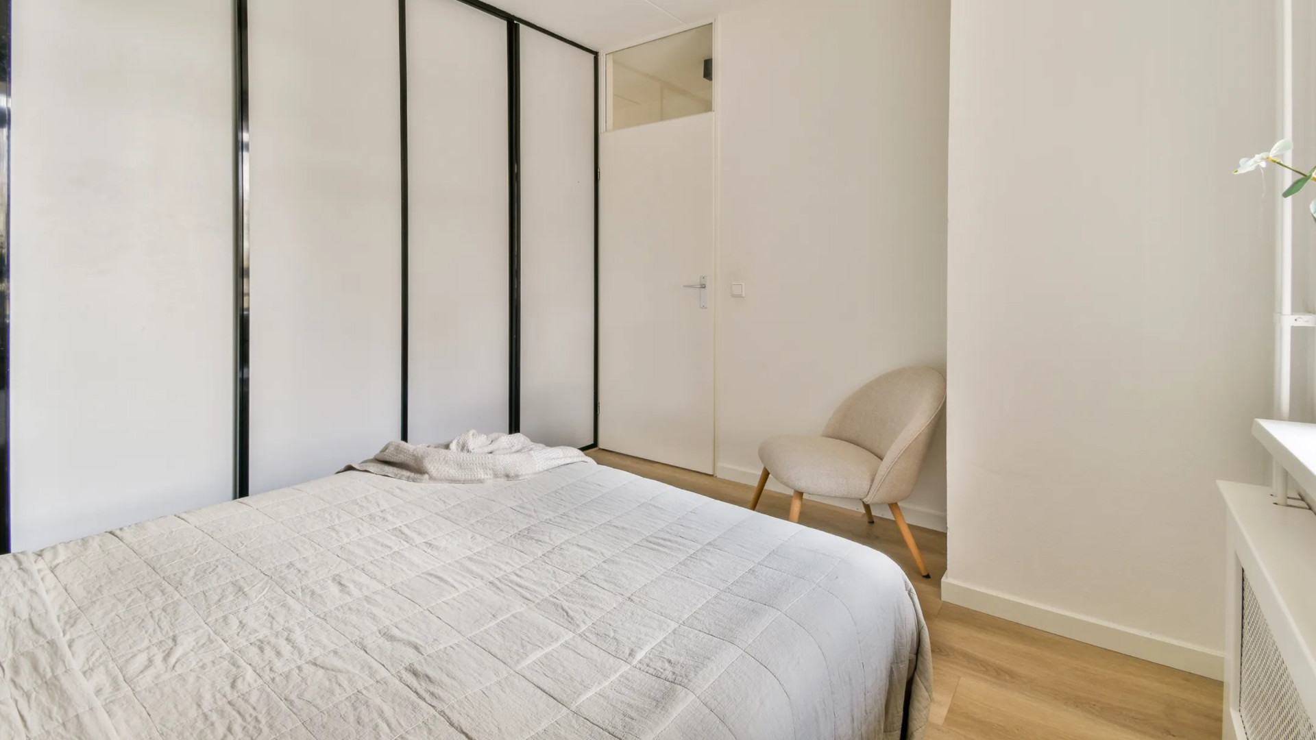 Frank Rijkaard zet zijn eenkamerappartement nabij het Vondelpark te koop. Zie foto’s 8