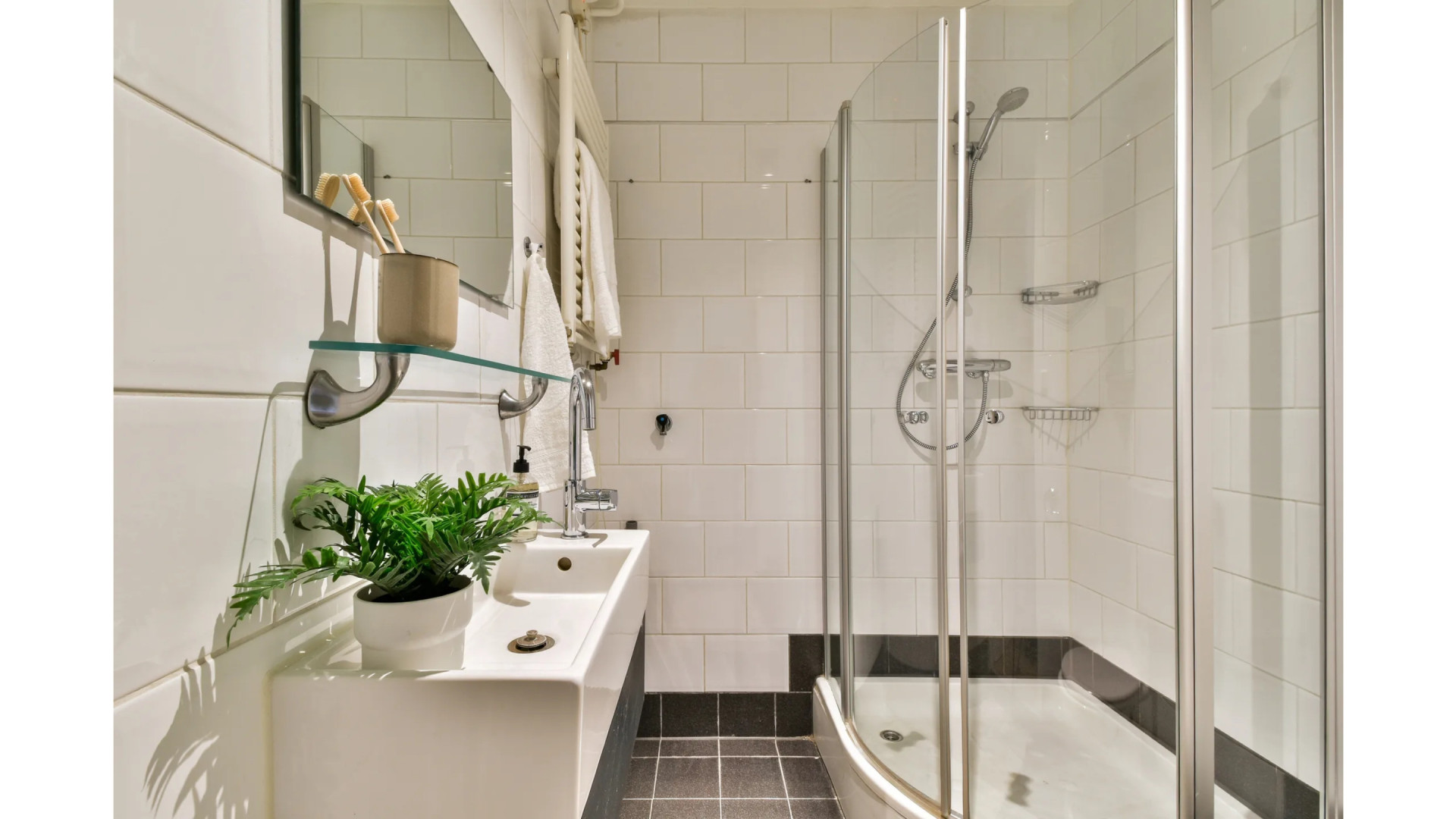 Frank Rijkaard zet zijn eenkamerappartement nabij het Vondelpark te koop. Zie foto’s 9