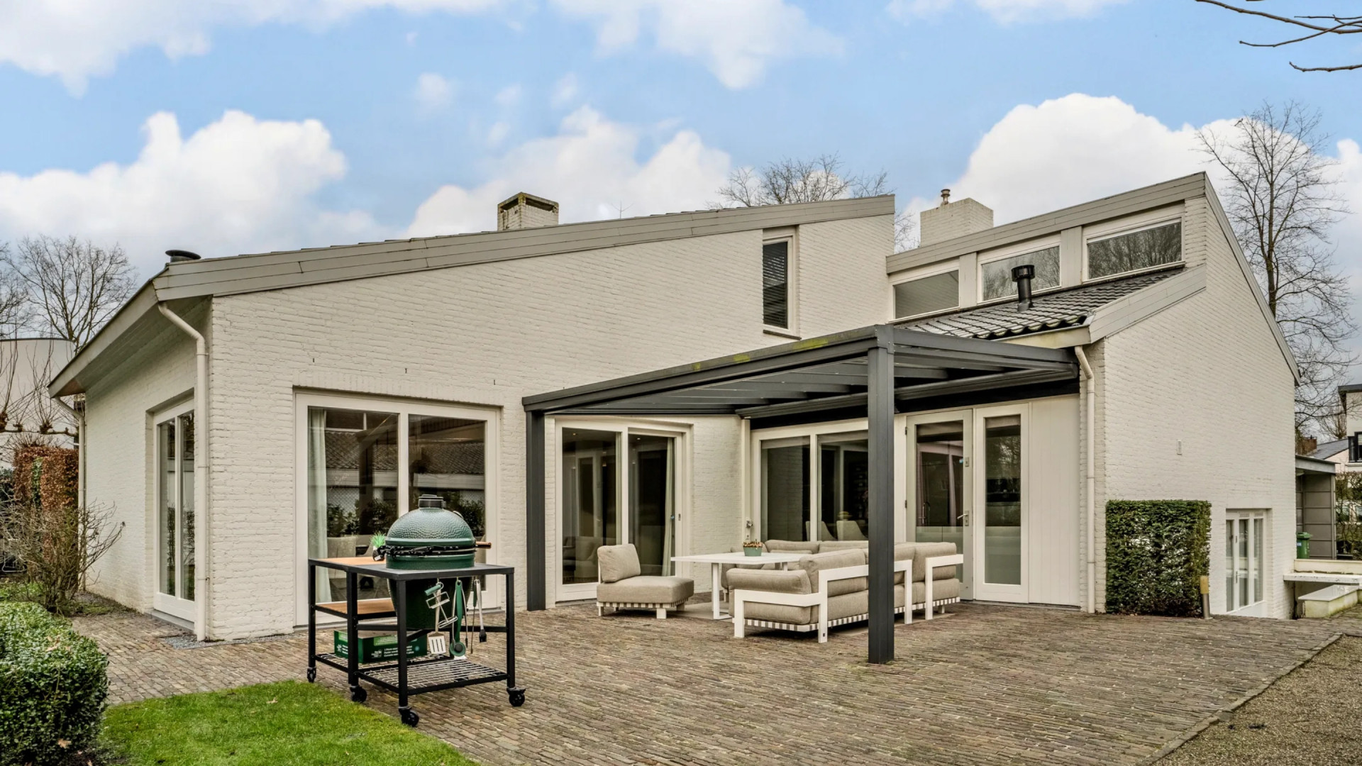 PSV-speler Jerdy Schouten verkoopt binnen een jaar zijn villa met verwarmd zwembad. Zie foto’s 11