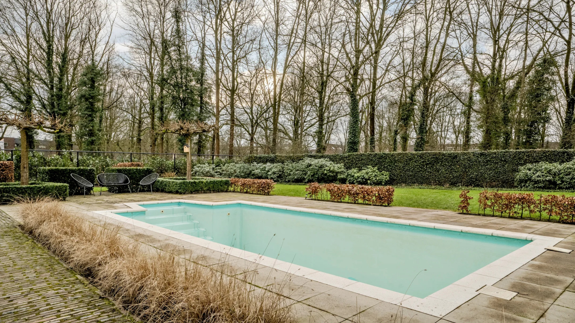 PSV-speler Jerdy Schouten verkoopt binnen een jaar zijn villa met verwarmd zwembad. Zie foto’s 12