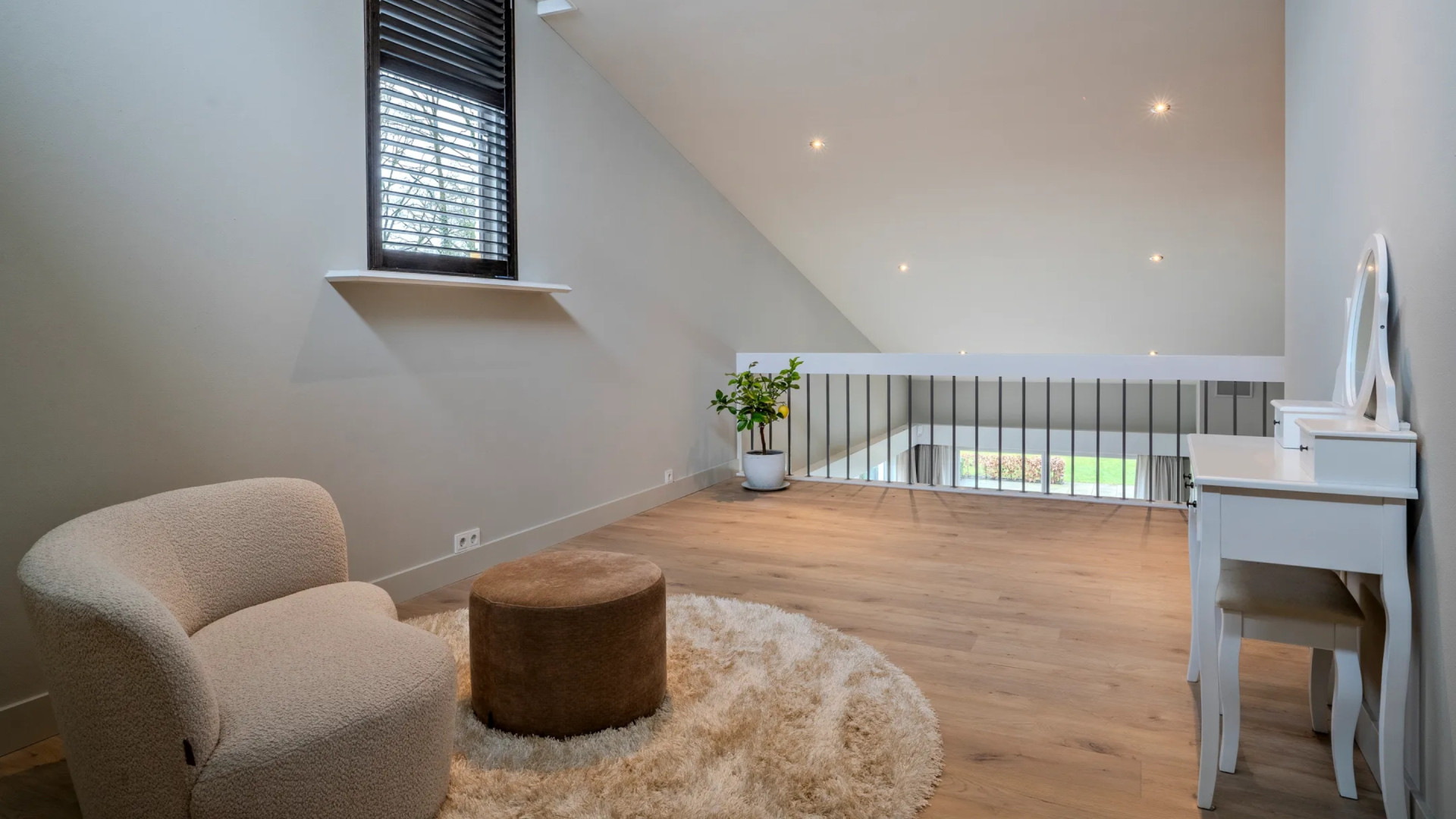 PSV-speler Jerdy Schouten verkoopt binnen een jaar zijn villa met verwarmd zwembad. Zie foto’s 9