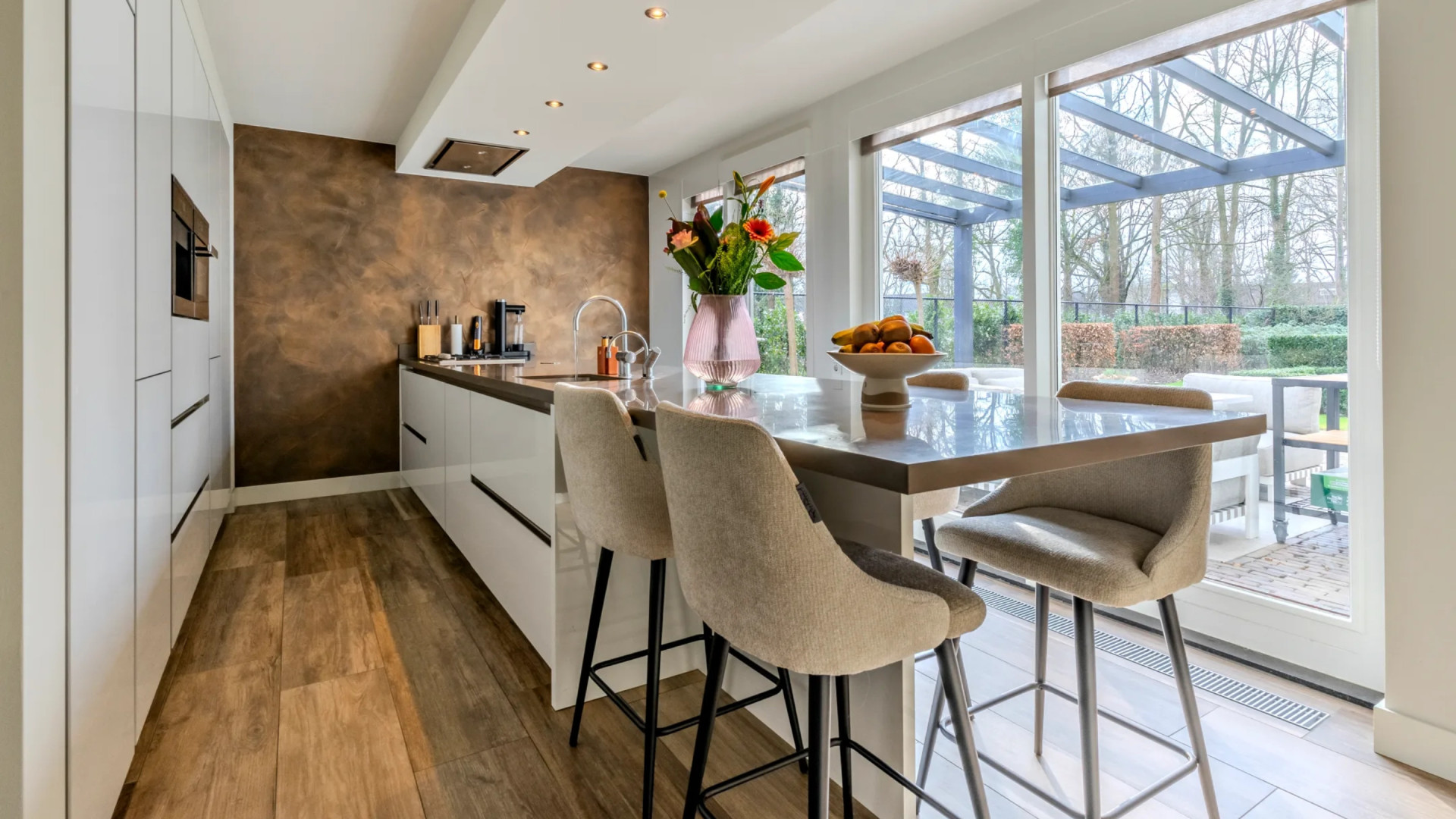 PSV-speler Jerdy Schouten verkoopt binnen een jaar zijn villa met verwarmd zwembad. Zie foto’s 5