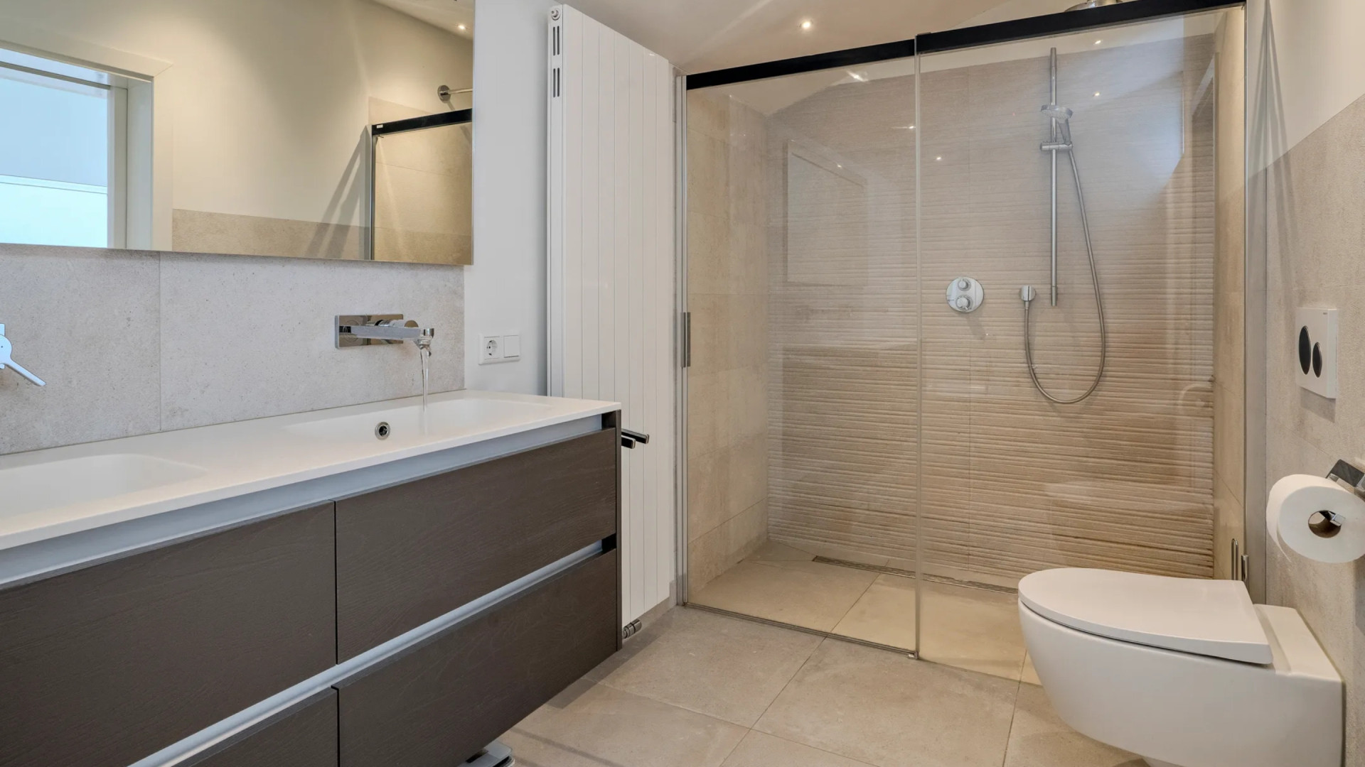 PSV-speler Jerdy Schouten verkoopt binnen een jaar zijn villa met verwarmd zwembad. Zie foto’s 7