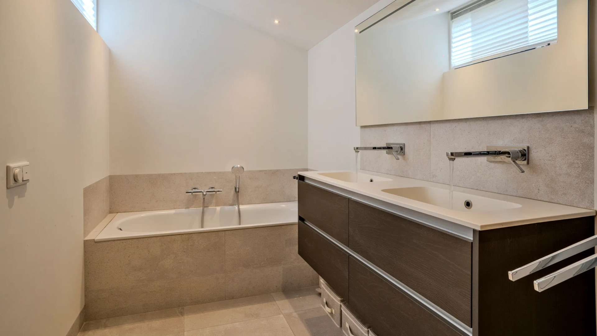 PSV-speler Jerdy Schouten verkoopt binnen een jaar zijn villa met verwarmd zwembad. Zie foto’s 8