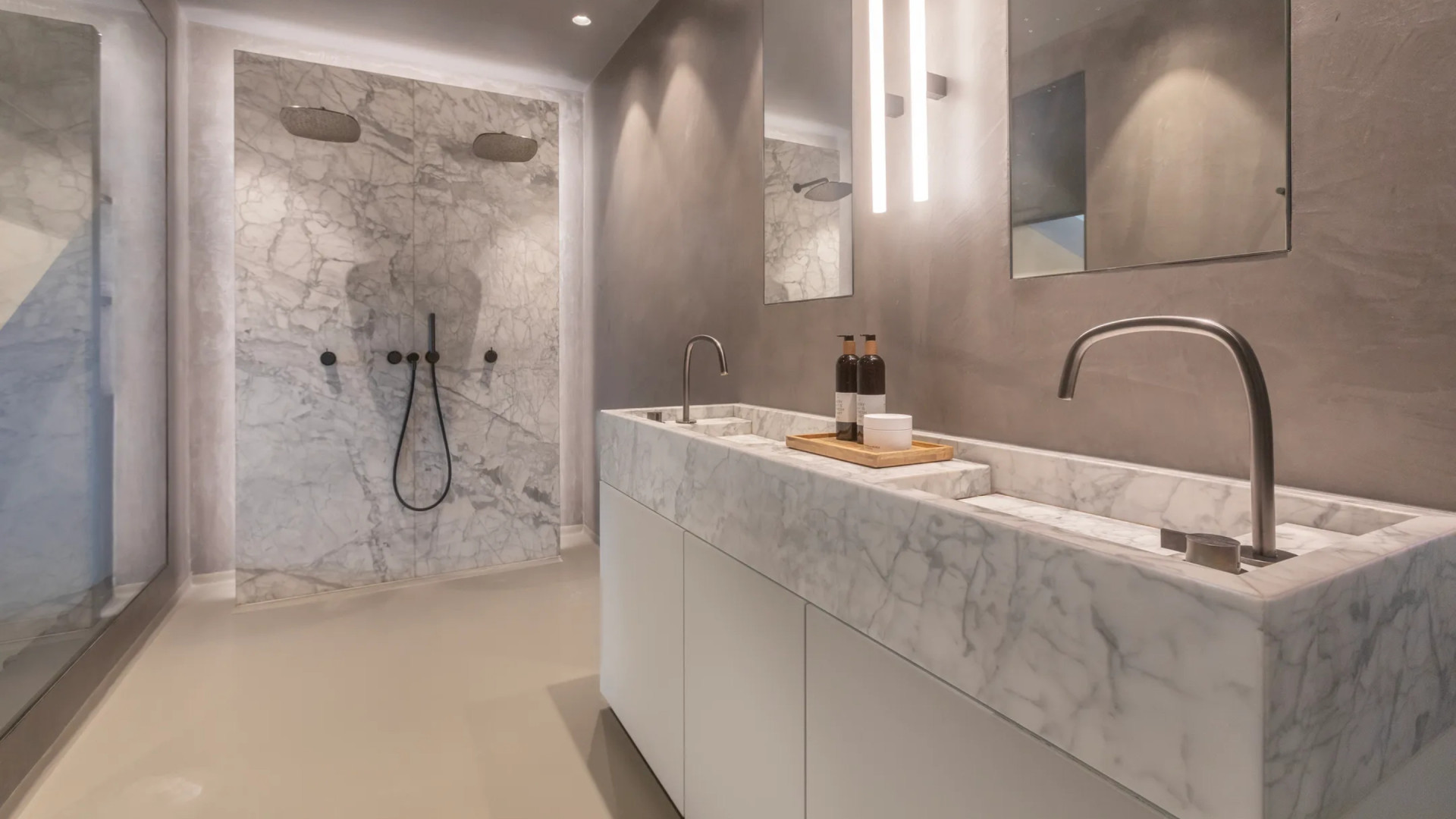 Antoon, vriend van prinses Alexia, koopt miljoenenappartement met adembenemend uitzicht. Zie foto’s 9