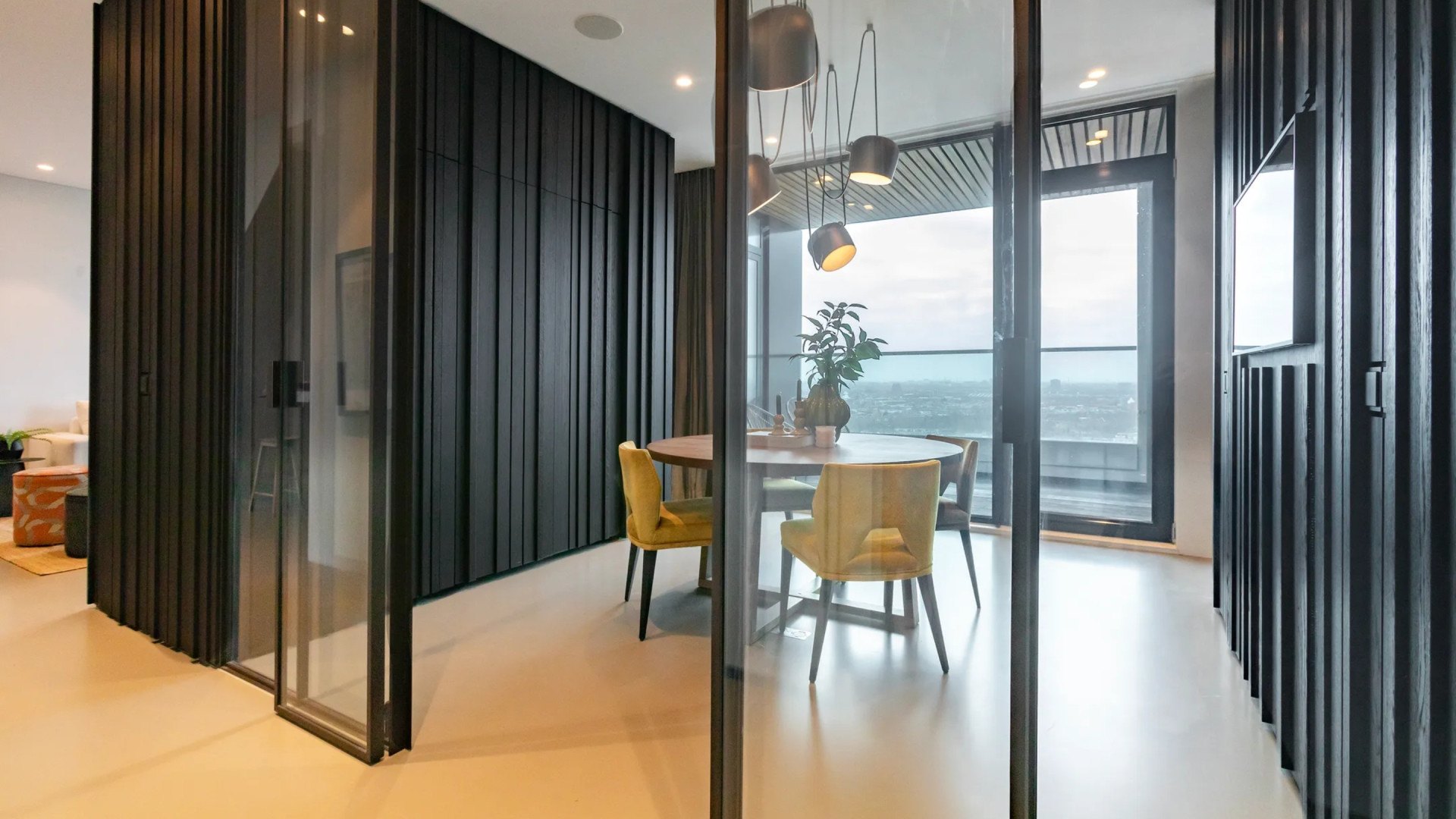 Antoon, vriend van prinses Alexia, koopt miljoenenappartement met adembenemend uitzicht. Zie foto’s 5