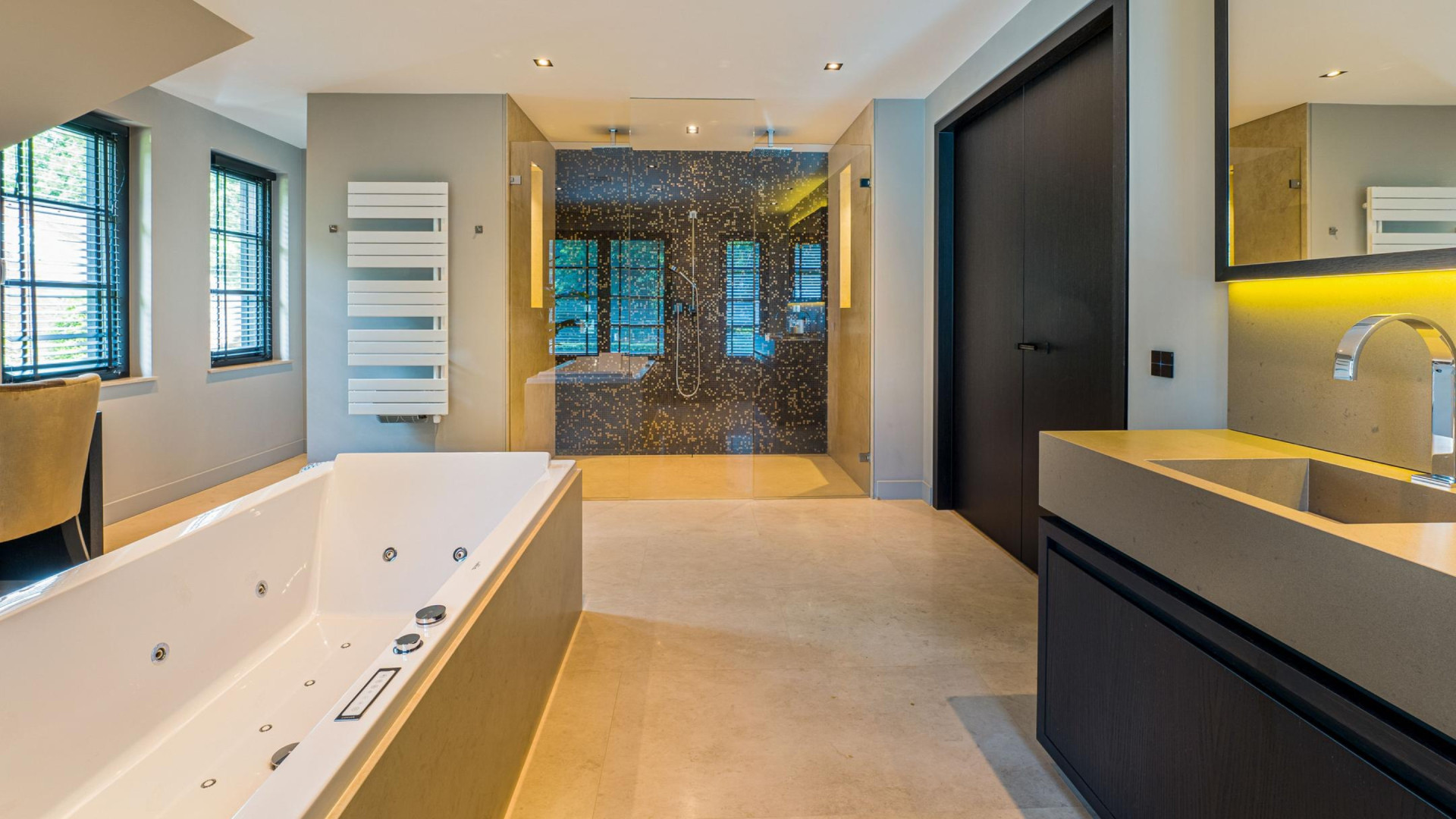 Olcay Gulsen verruilt Amsterdam voor deze prachtige miljoenenvilla in het Gooi. Zie foto’s 6