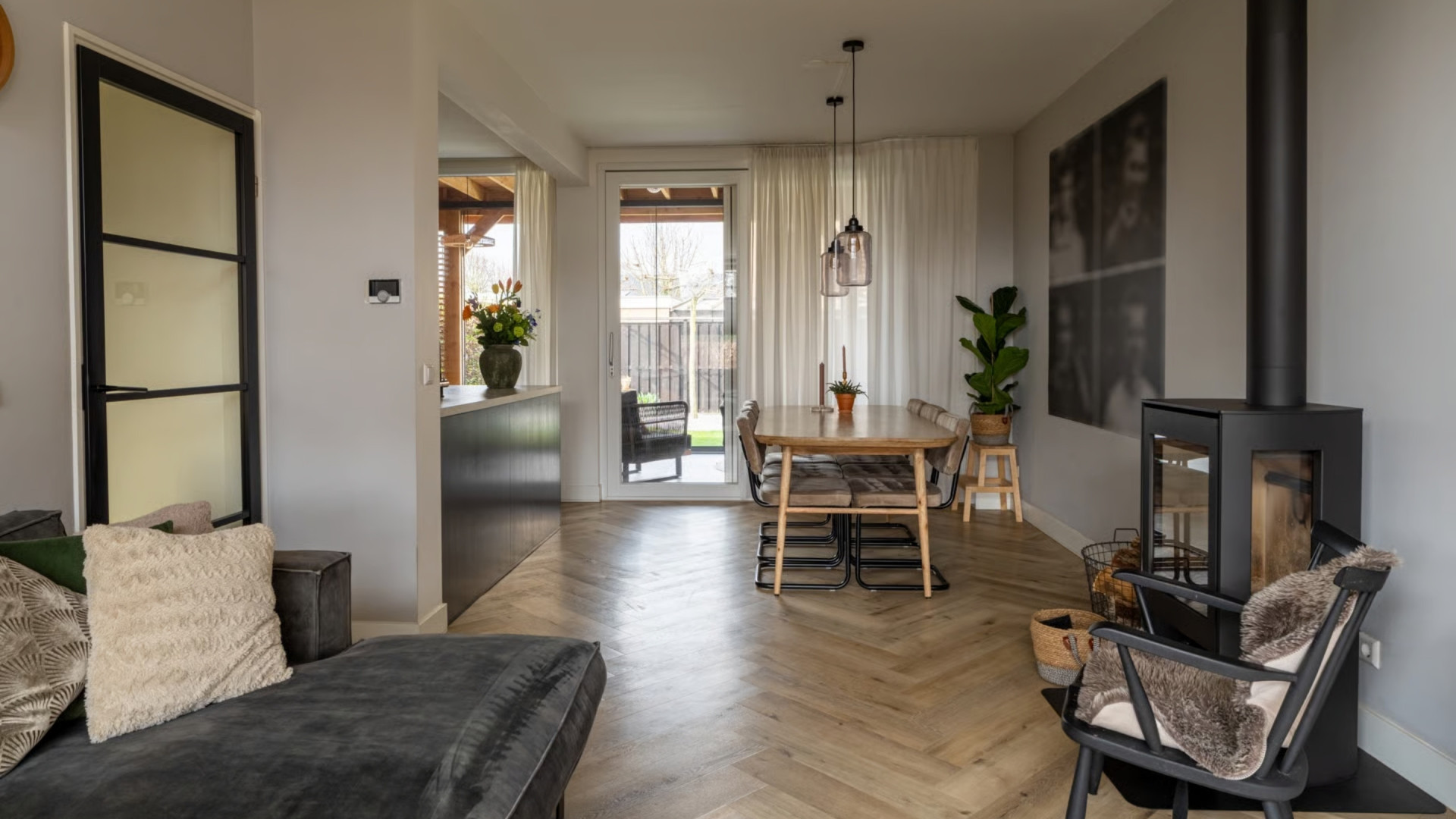 Binnenkijken in de twee-onder-een-kapwoning van dartsensatie Gian van Veen. Zie foto’s 4