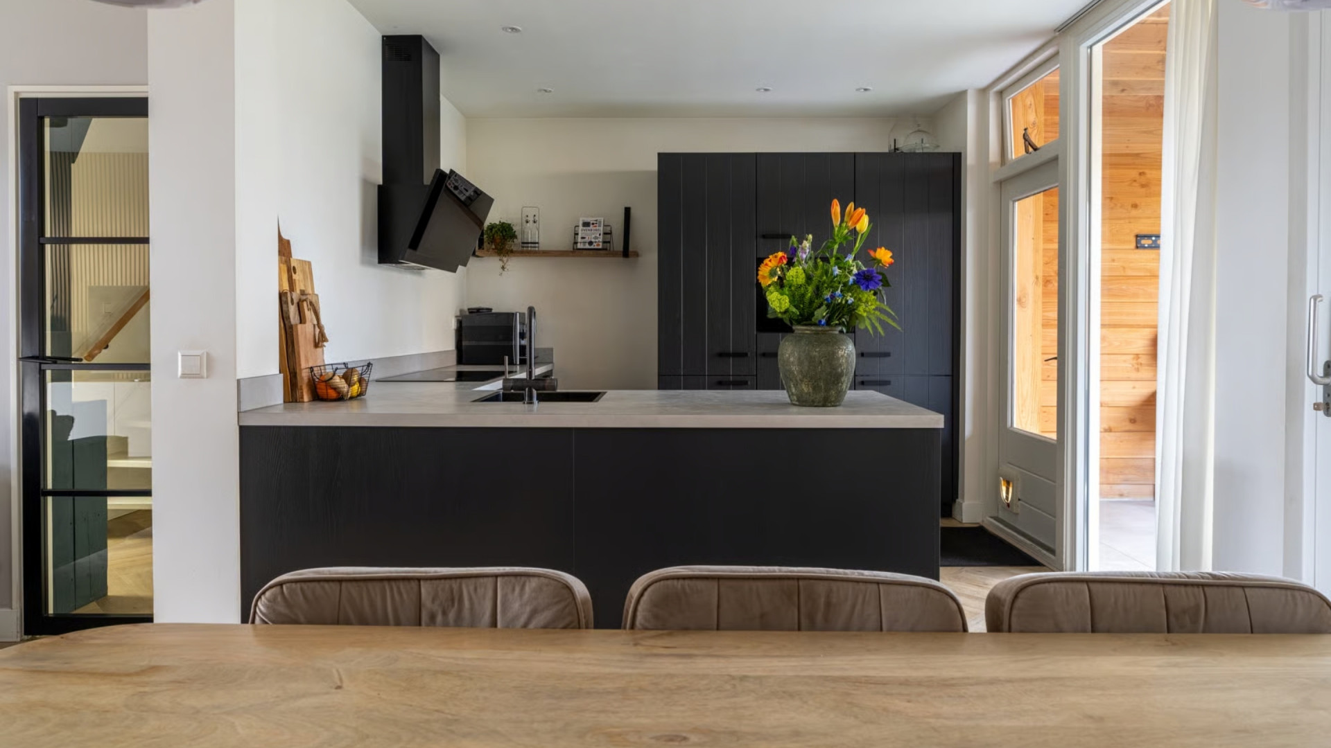 Binnenkijken in de twee-onder-een-kapwoning van dartsensatie Gian van Veen. Zie foto’s 5