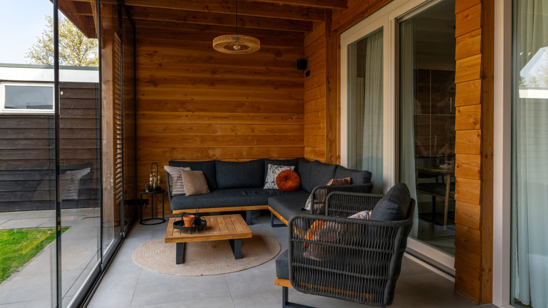 Binnenkijken in de twee-onder-een-kapwoning van dartsensatie Gian van Veen. Zie foto’s 8