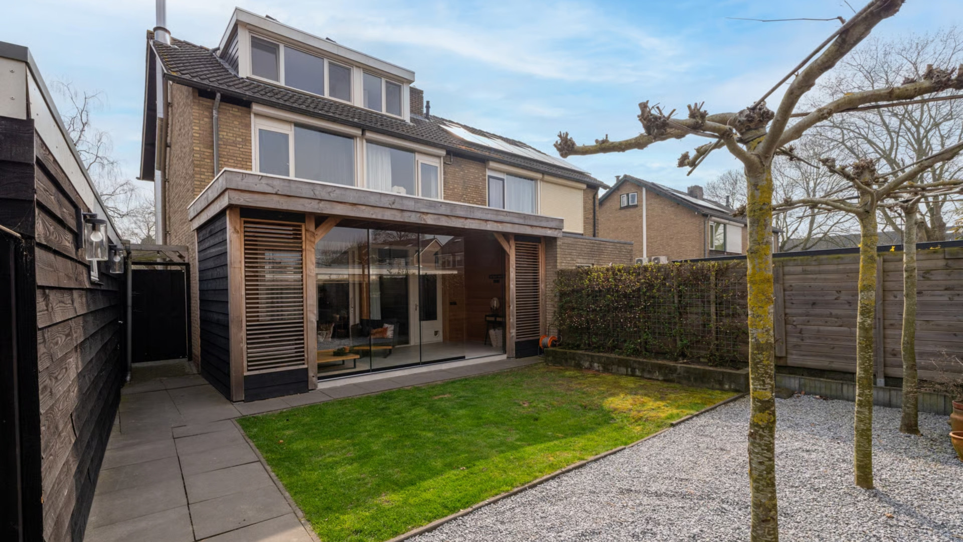 Binnenkijken in de twee-onder-een-kapwoning van dartsensatie Gian van Veen. Zie foto’s 9