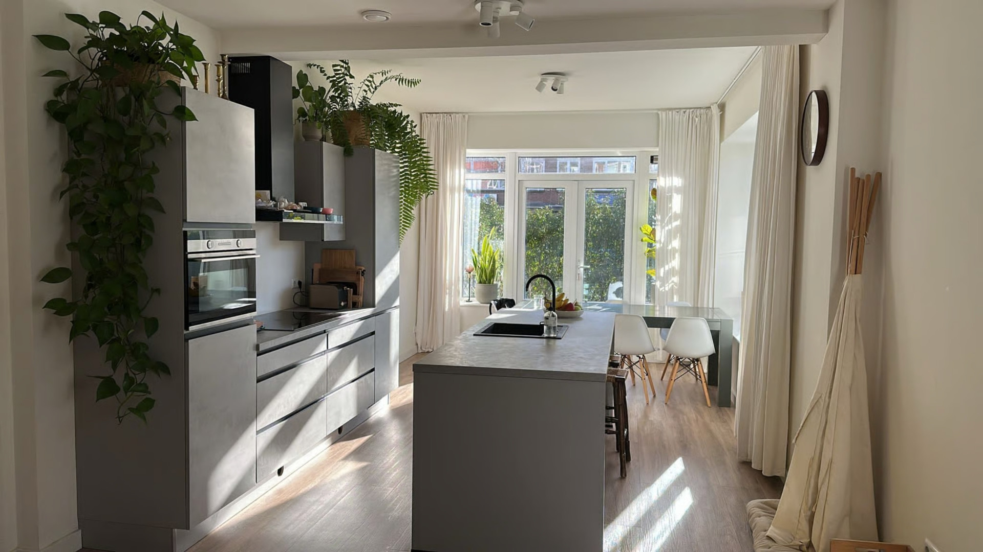 Eelko van Kooten, partner van Olcay Gulsen, zet zijn appartement in het Gooi te huur. Zie foto’s 2