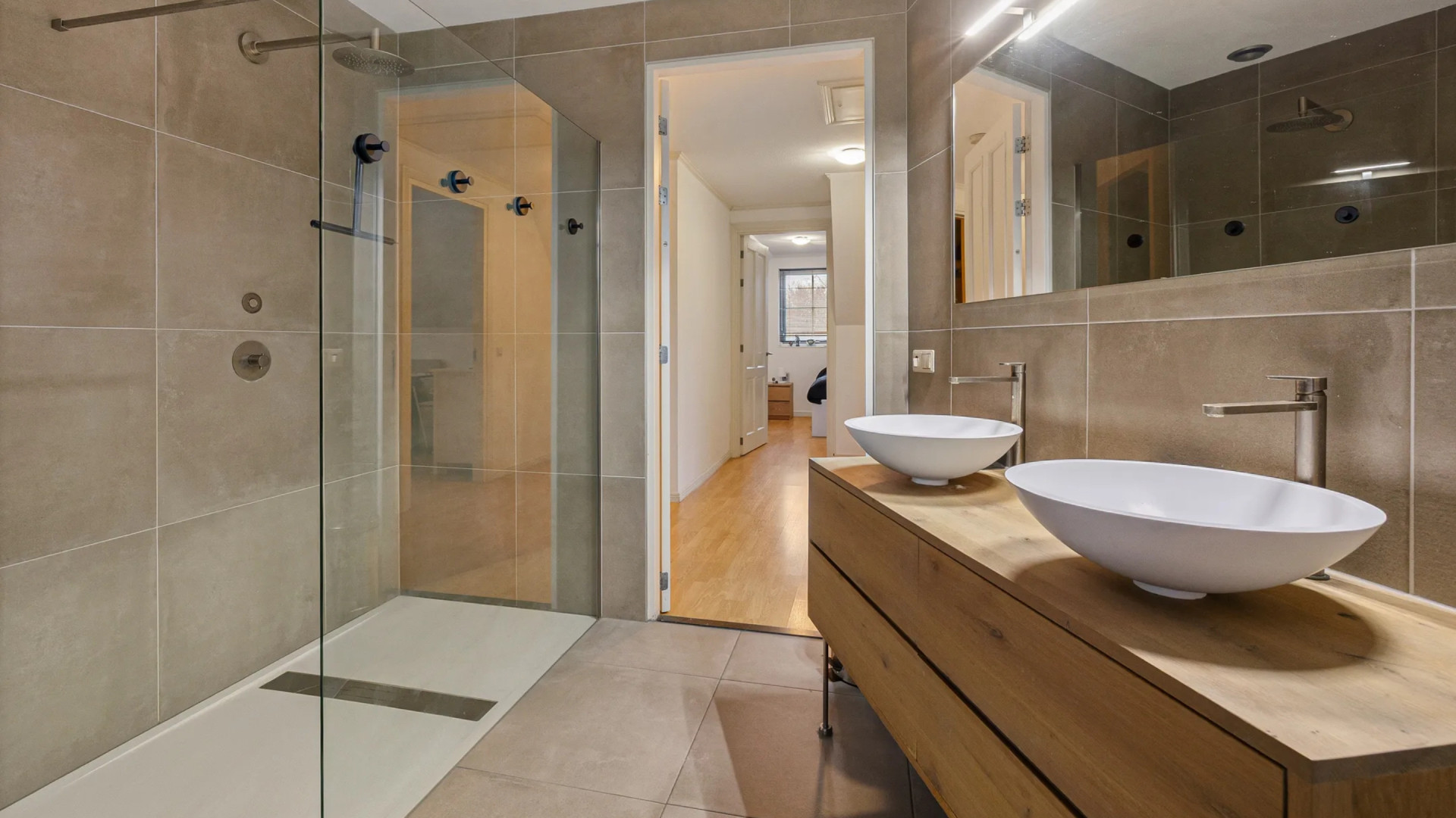 De door Vandaag Inside gecancelde Roos Schlikker zet haar Zweedse woning in Heerenveen te koop. Zie foto's 9