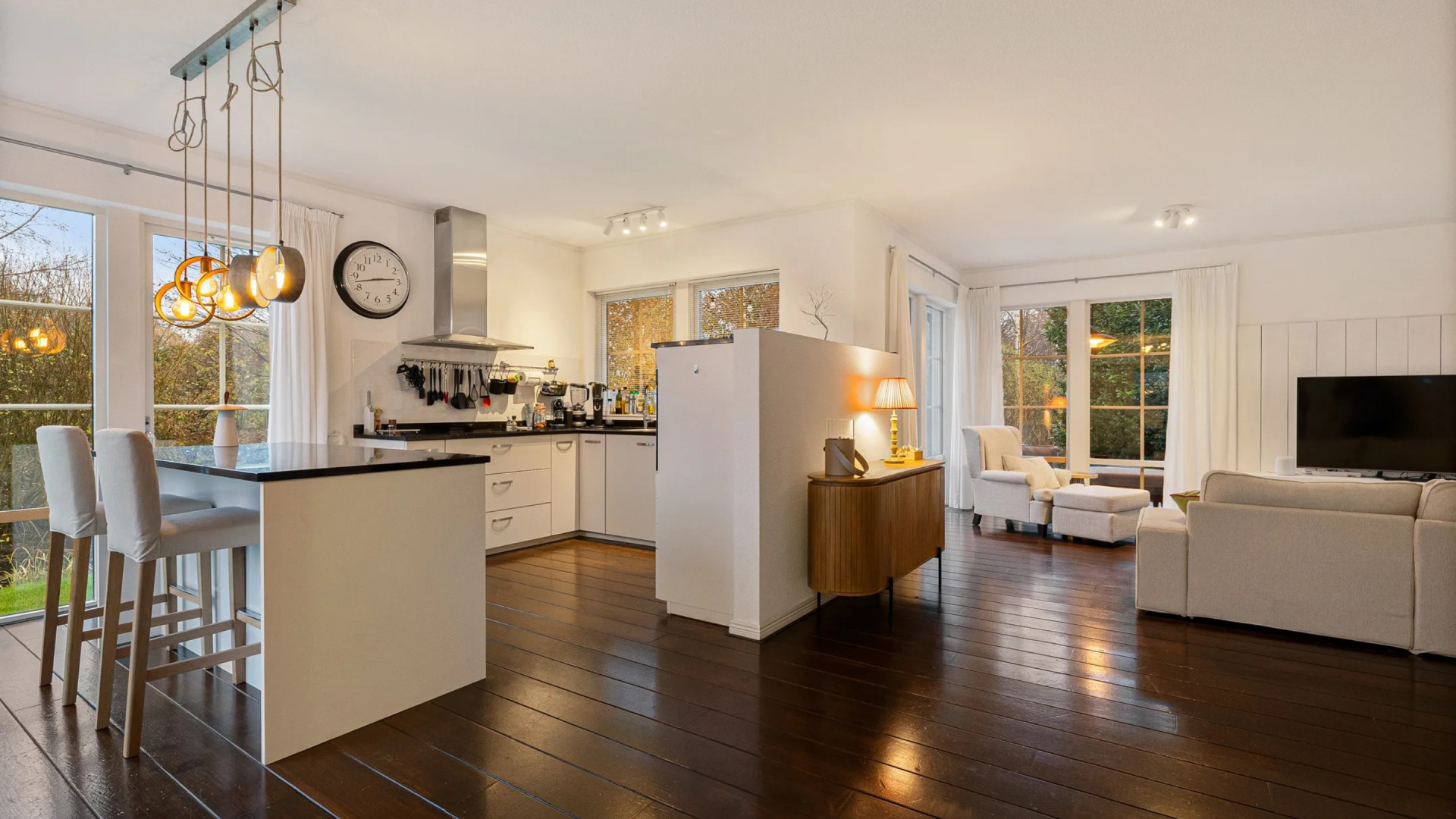 De door Vandaag Inside gecancelde Roos Schlikker zet haar Zweedse woning in Heerenveen te koop. Zie foto's 3