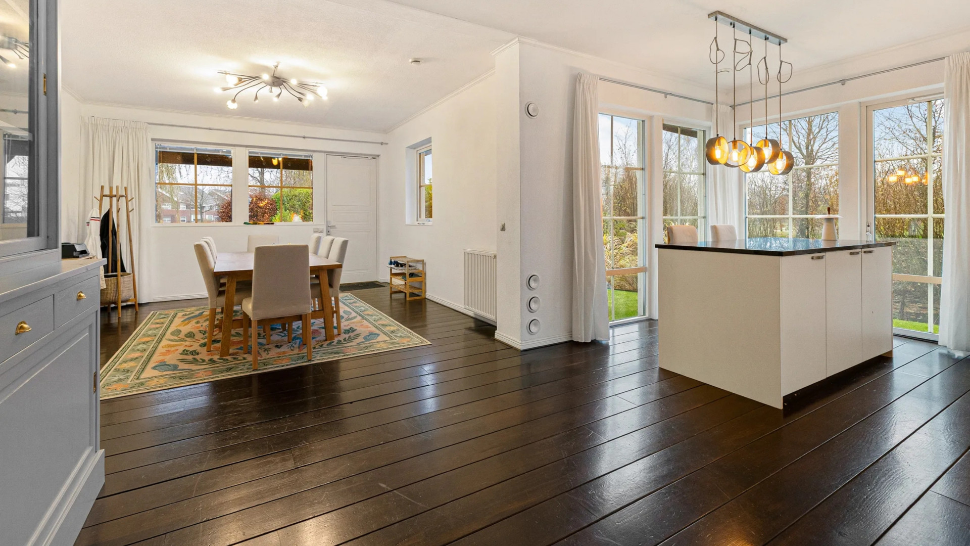 De door Vandaag Inside gecancelde Roos Schlikker zet haar Zweedse woning in Heerenveen te koop. Zie foto's 4