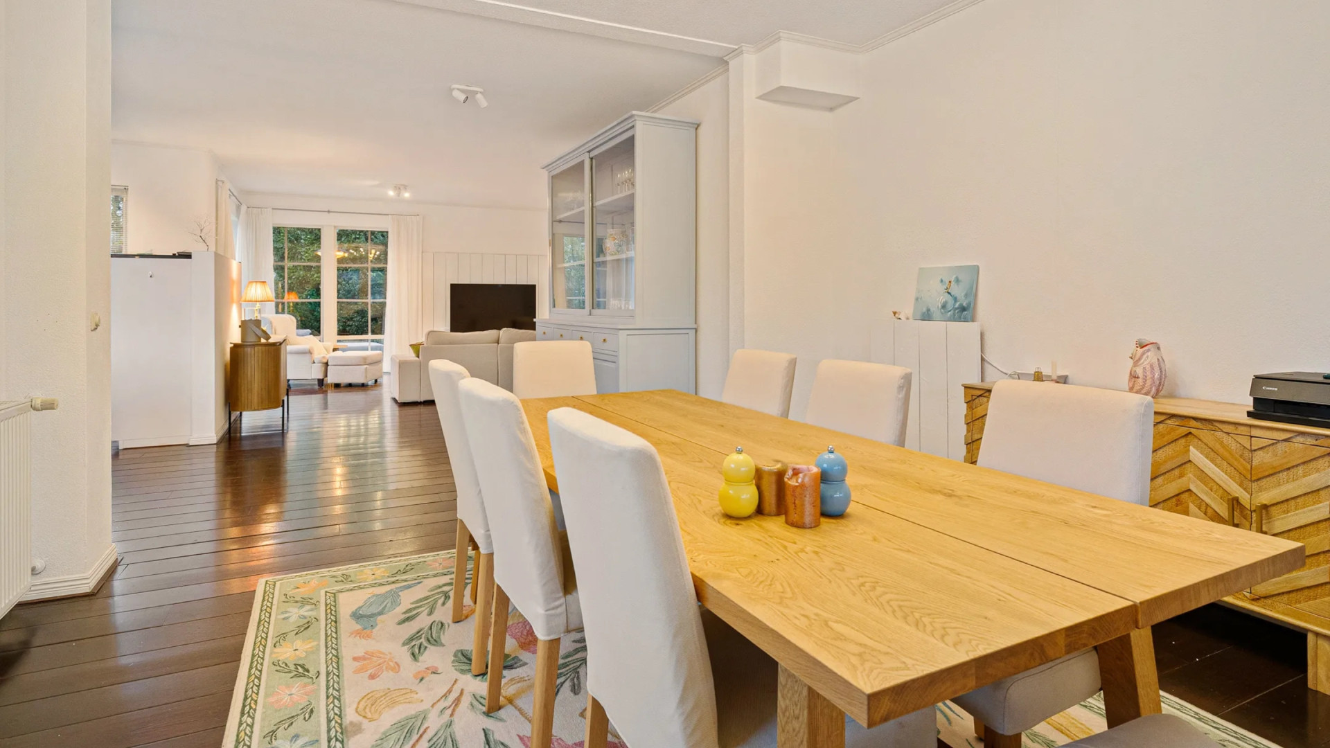 De door Vandaag Inside gecancelde Roos Schlikker zet haar Zweedse woning in Heerenveen te koop. Zie foto's 6