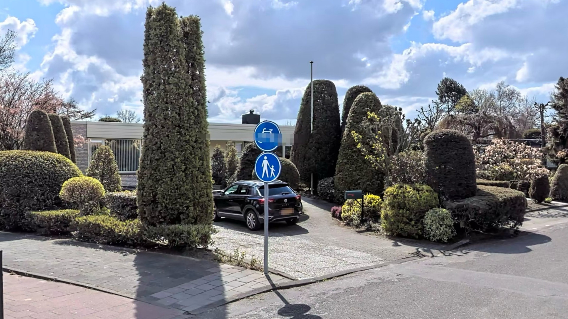 Dit is de miljoenenvilla van Jack van Gelder.  Zie foto's 2